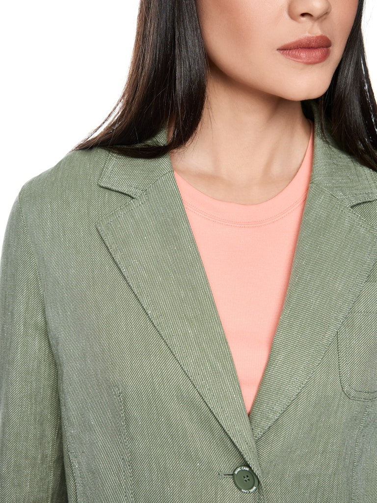 בלייזר בעיצוב קז'ואל, בסגנון ז'קט ג'ינס, עשוי בד קליל מתערובת כותנה ופשתן. גזרה ישרה וקצרה, ללא בטנה, עם שרוולים ארוכים וצרים בסיומת חפתים מכופתרים, צווארון דש, שני כיסי צד, כיס פאץ' קטן בחזית, וסגירה באמצעות 3 כפתורים.הרכב: 67% כותנה, 30% פשתן, 3% אלסטןהדוגמנית בגובה 1.79 ולובשת מידה 3 של מארק קיין