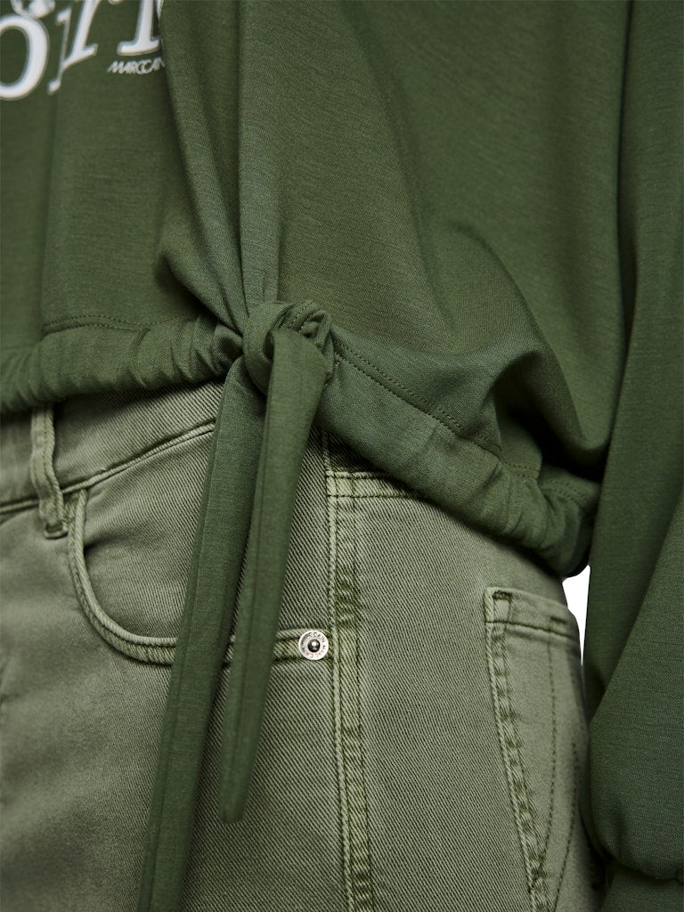 סווטשירט בגזרת אוברסייז, באורך המותן, מבד רך ונעים. שרוולים ארוכים עם כתף שמוטה, ובגימור מנג'טים, מכפלת עם שרוך קשירה צדדי מאפשרת התאמה אישית של הרוחב, צווארון עגול, והדפס חתולים בחזית.הרכב: 47% פוליאמיד, 44% ויסקוזה, 9% אלסטןהדוגמנית בגובה 1.79 ולובשת מידה 3 של מארק קיין