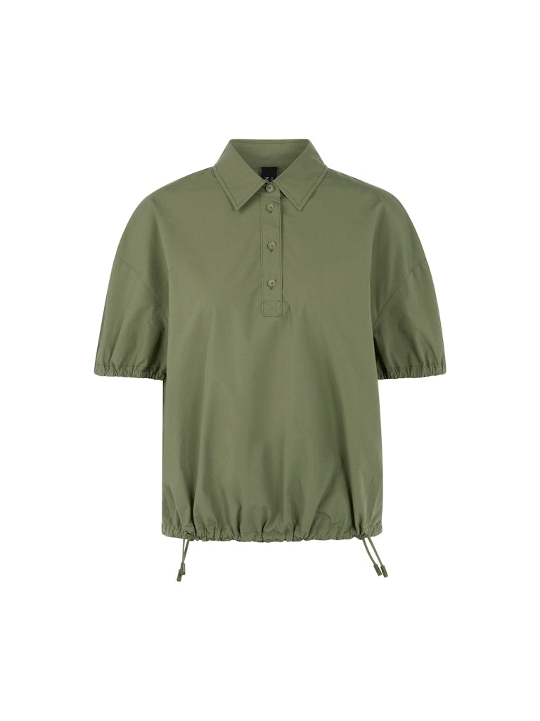 חולצה קצרה בגזרה רחבה ונינוחה, עשויה כותנה אורגנית טהורה, רכה ונעימה במיוחד. לחולצה צווארון קלאסי עם סגירת כפתורים, שרוולים קצרים ותפוחים עם סיומת כיווצים אלסטית, ומכפלת עם שרוכי קשירה בסגנון ספורטיבי, המאפשרים התאמת רוחב אישית.הרכב: 100% כותנה אורגניתהדוגמנית בגובה 1.79 ולובשת מידה 3 של מארק קיין