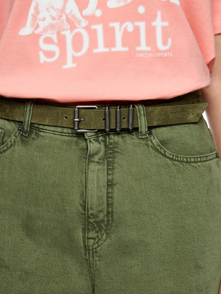 חגורת מותן עשויה עור זמש איכותי, בעיצוב קלאסי, עם אבזם ולולאות מתכת לסגירה.רוחב: 3 ס"מהרכב: 100% עור