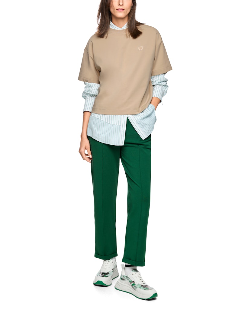 חולצת טישירט בגזרה נינוחה, עם שרוולים קצרים ורחבים, עשויה בד כותנה-מודל רך ונעים.צווארון עגול בגימור מנג'ט ריב, ודיטייל של פאץ' לב רקום בחזית.הרכב: 47% כותנה, 47% מודל, 6% אלסטןהדוגמנית בגובה 1.79 ולובשת מידה 3 של מארק קיין