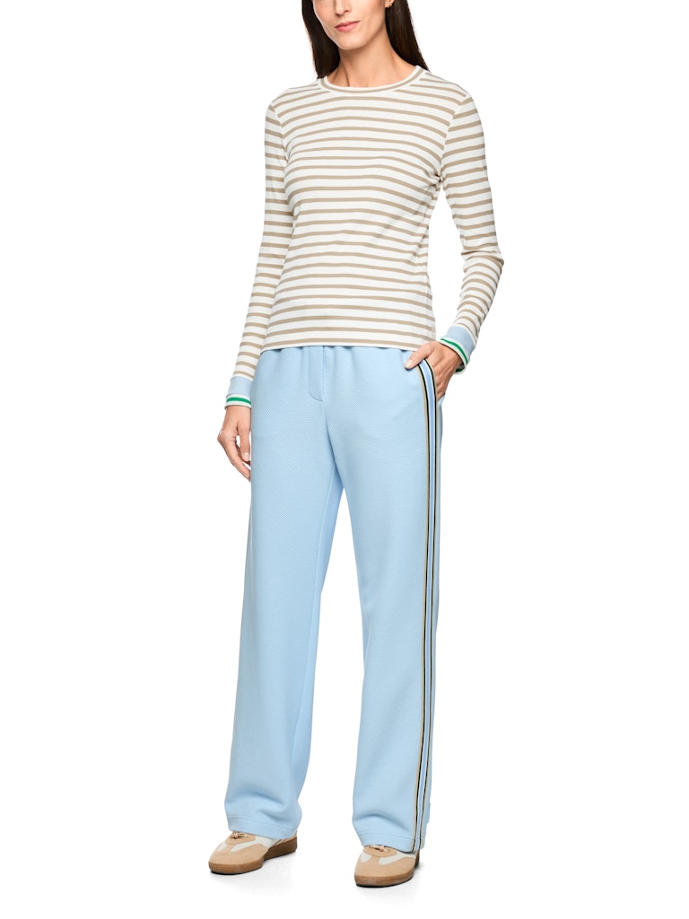 חולצת טישירט בגזרה צמודה, עשויה כותנה רכה וגמישה, בדוגמת פסים בגוון בז'. עם צווארון עגול ושרוולים ארוכים.הרכב: 94% כותנה, 6% אלסטןהדוגמנית בגובה 1.79 ולובשת מידה 3 של מארק קיין