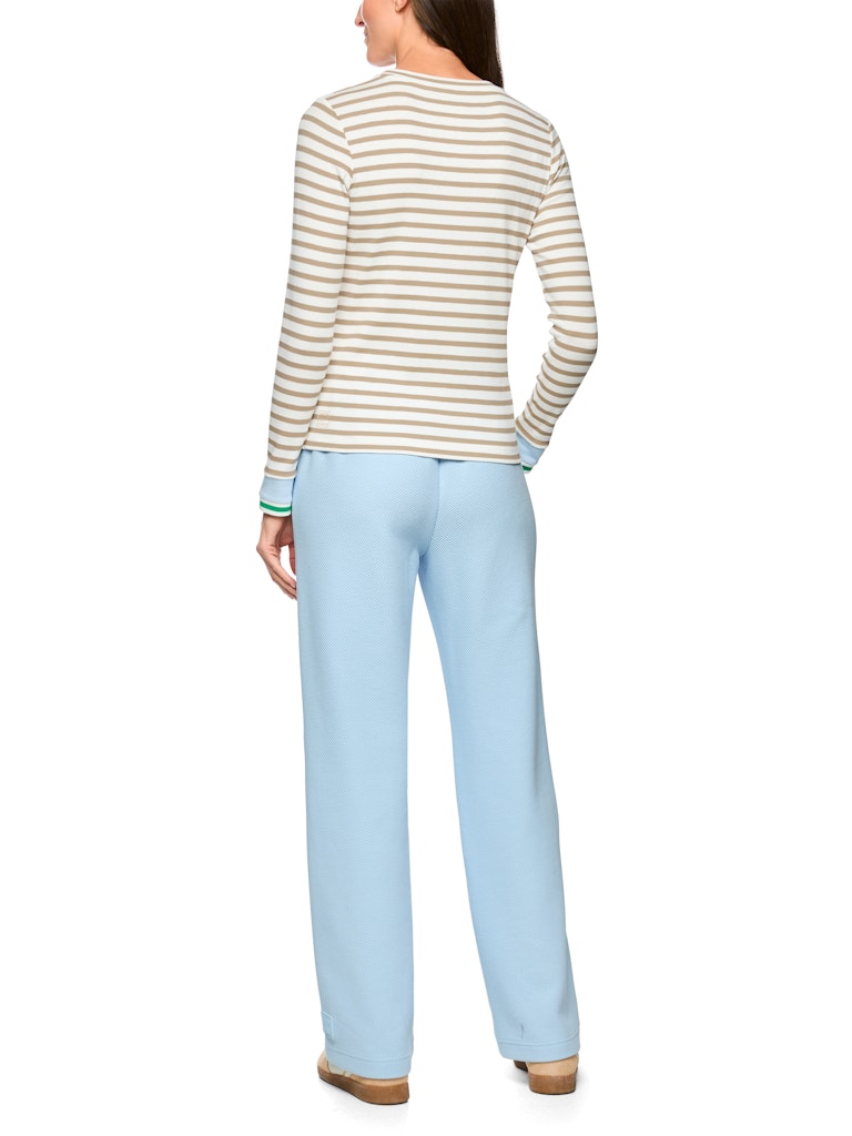 חולצת טישירט בגזרה צמודה, עשויה כותנה רכה וגמישה, בדוגמת פסים בגוון בז'. עם צווארון עגול ושרוולים ארוכים.הרכב: 94% כותנה, 6% אלסטןהדוגמנית בגובה 1.79 ולובשת מידה 3 של מארק קיין