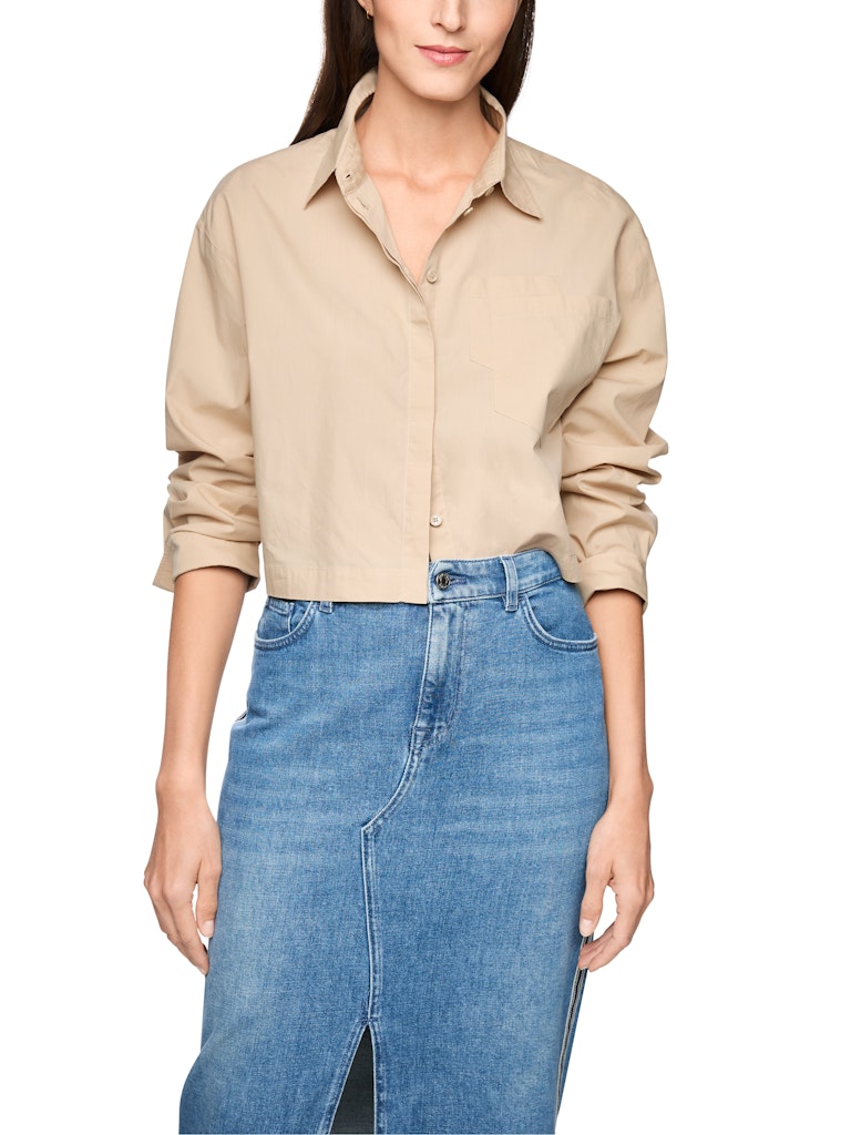 חולצה מכופתרת בגזרה רחבה ומשוחררת ובאורך קצר, עשויה כותנה אורגנית נעימה ונוחה במיוחד.עם צווארון קלאסי, שרוולים ארוכים בגימור חפתים הניתנים לקיפול וכיפתור, סגירה באמצעות שורת כפתורים נסתרת לאורך החולצה, וכיס דש כפול.הרכב: 100% כותנה אורגניתהדוגמנית בגובה 1.79 ולובשת מידה 3 של מארק קיין