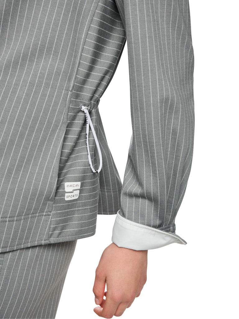 ז'קט בגזרה רחבה ונינוחה, מבד רך וגולש בדוגמת פסי סיכה דקים. גומי במותן מאפשר התאמת רוחב אישית. עם צווארון קלאסי, כיסים חזיתיים, שרוולים ארוכים בסיומת חפתים, וסגירת תיקתקים לכל אורך הז'קט.הרכב: 60% ויסקוזה, 36% פוליאמיד, 4% אלסטןהדוגמנית בגובה 1.79 ולובשת מידה 3 של מארק קיין