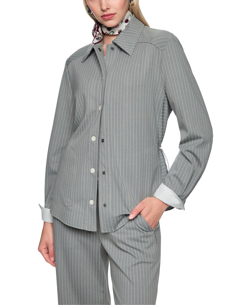 ז'קט בגזרה רחבה ונינוחה, מבד רך וגולש בדוגמת פסי סיכה דקים. גומי במותן מאפשר התאמת רוחב אישית. עם צווארון קלאסי, כיסים חזיתיים, שרוולים ארוכים בסיומת חפתים, וסגירת תיקתקים לכל אורך הז'קט.הרכב: 60% ויסקוזה, 36% פוליאמיד, 4% אלסטןהדוגמנית בגובה 1.79 ולובשת מידה 3 של מארק קיין