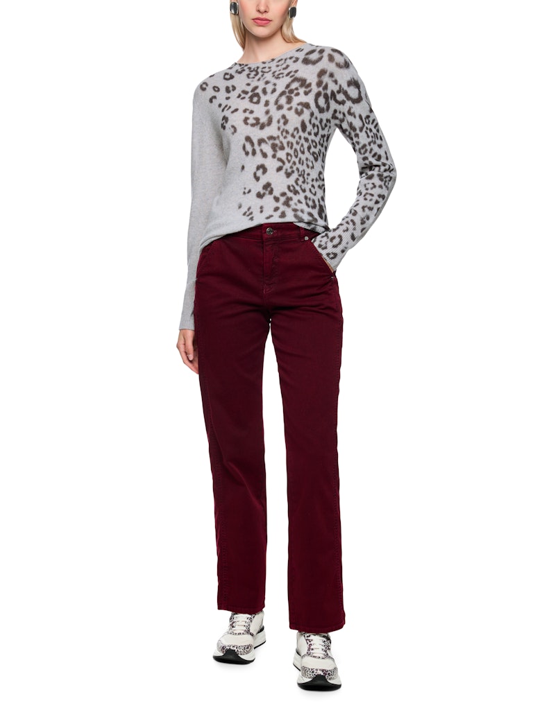 סריג דק ועדין, בגזרה צמודה לגוף, סרוג מבד רך ונעים במיוחד, בשילוב צמר איכותי וקשמיר.הדפס בדוגמה מנומרת בחזית, צווארון עגול ורחב, ושרוולים ארוכים.הרכב: 35% צמר, 30% ויסקוזה, 20% קשמיר, 15% פוליאמידהדוגמנית בגובה 1.79 ולובשת מידה 3 של מארק קיין