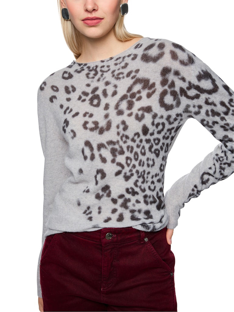 סריג דק ועדין, בגזרה צמודה לגוף, סרוג מבד רך ונעים במיוחד, בשילוב צמר איכותי וקשמיר.הדפס בדוגמה מנומרת בחזית, צווארון עגול ורחב, ושרוולים ארוכים.הרכב: 35% צמר, 30% ויסקוזה, 20% קשמיר, 15% פוליאמידהדוגמנית בגובה 1.79 ולובשת מידה 3 של מארק קיין