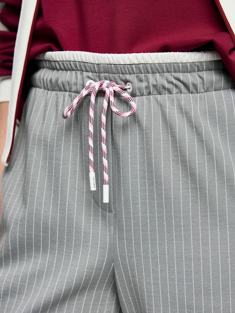 מכנסיים בגזרה רחבה, מבד רך וגולש בדוגמת פסי סיכה דקים, רצועת מותן אלסטית עם חוט קשירה, ושני כיסים צידיים. שילוב מושלם בין אלגנטיות לנוחות.הרכב: 60% ויסקוזה, 36% פוליאמיד, 4% אלסטןהדוגמנית בגובה 1.79 ולובשת מידה 3 של מארק קיין