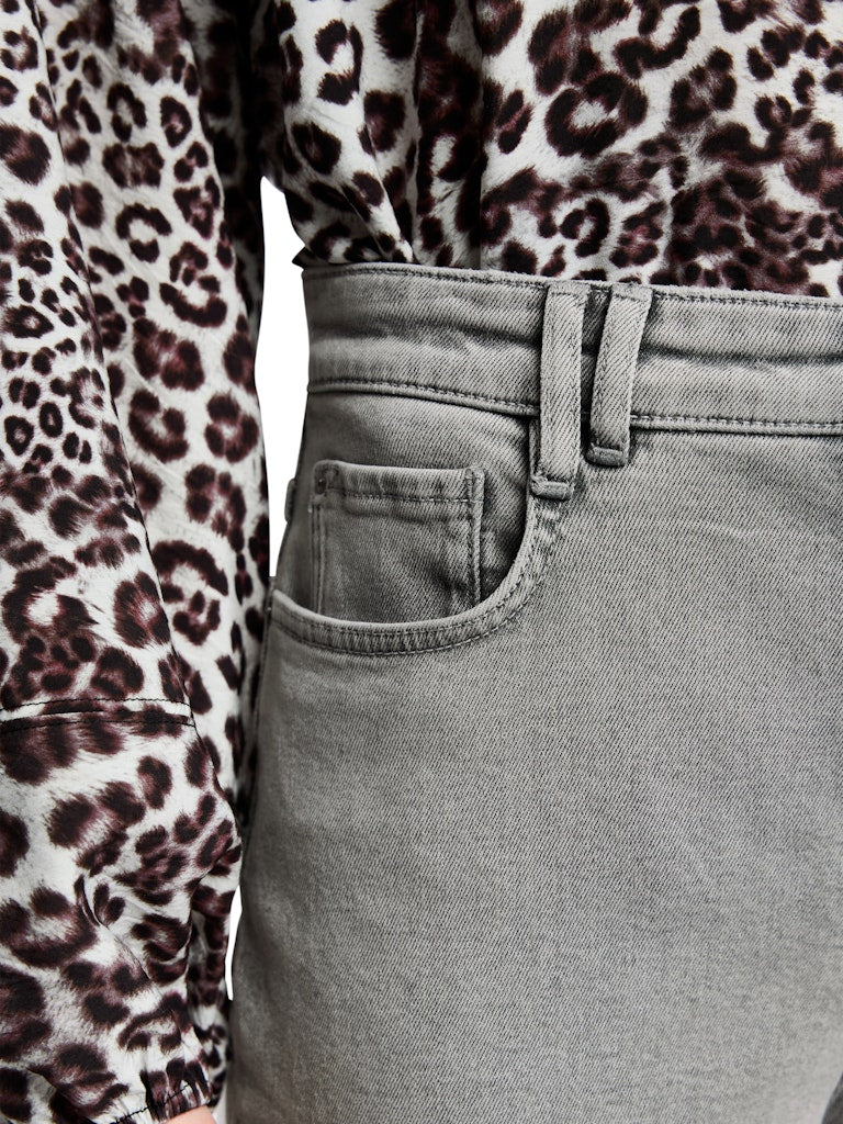 מכנסי ג'ינס בגזרת Loose Cut נשית, גזרה משוחררת, אופנתית ונינוחה, צמודה יותר באזור המכפלת, עם מותן גבוהה ומכפלת בגובה הקרסול.המכנסיים בגוון שטיפת וינטג' אפור, תפרים מודגשים במכפלת ורקמה על הכיס האחורי, עיצוב 5 כיסים קלאסי, לולאות לחגורה, וסגירה באמצעות רוכסן וכפתור.הרכב: 98% כותנה, 2% אלסטןהדוגמנית בגובה 1.79 ולובשת מידה 3 של מארק קיין