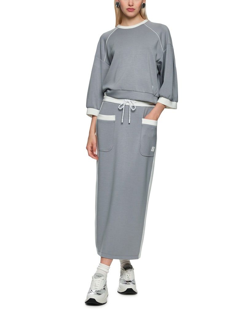 סווטשירט בעיצוב ספורטיבי, בגזרה רחבה עם צללית בלון עדינה, עשוי בד רך, גולש ונעים במיוחד. עם שרוולים רחבים באורך 3/4, צווארון עגול, ותפרים מודגשים בגוון אוף ווייט.הרכב: 47% פוליאמיד, 44% ויסקוזה, 9% אלסטןהדוגמנית בגובה 1.79 ולובשת מידה 3 של מארק קיין