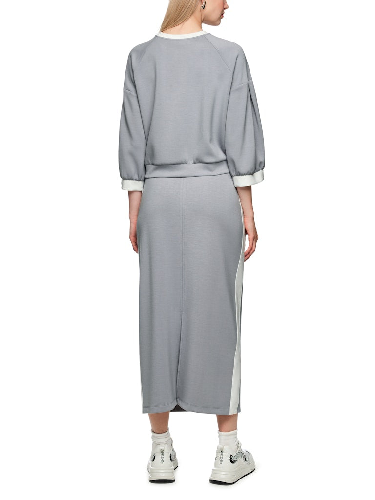 סווטשירט בעיצוב ספורטיבי, בגזרה רחבה עם צללית בלון עדינה, עשוי בד רך, גולש ונעים במיוחד. עם שרוולים רחבים באורך 3/4, צווארון עגול, ותפרים מודגשים בגוון אוף ווייט.הרכב: 47% פוליאמיד, 44% ויסקוזה, 9% אלסטןהדוגמנית בגובה 1.79 ולובשת מידה 3 של מארק קיין