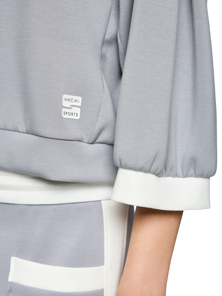 סווטשירט בעיצוב ספורטיבי, בגזרה רחבה עם צללית בלון עדינה, עשוי בד רך, גולש ונעים במיוחד. עם שרוולים רחבים באורך 3/4, צווארון עגול, ותפרים מודגשים בגוון אוף ווייט.הרכב: 47% פוליאמיד, 44% ויסקוזה, 9% אלסטןהדוגמנית בגובה 1.79 ולובשת מידה 3 של מארק קיין