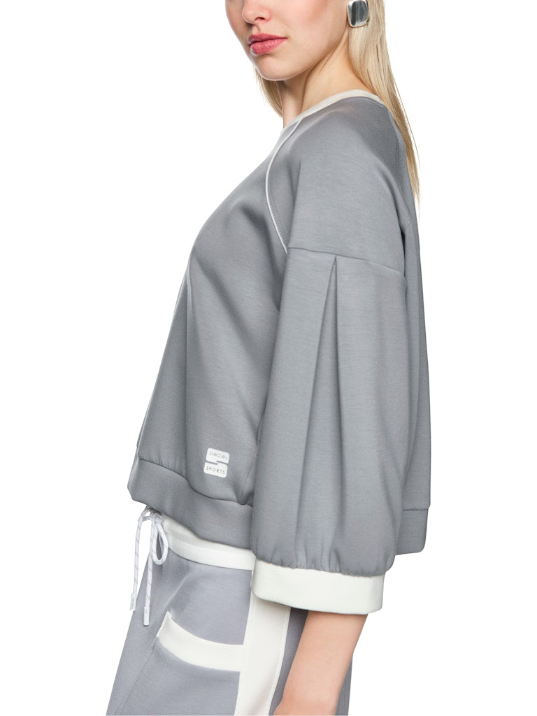 סווטשירט בעיצוב ספורטיבי, בגזרה רחבה עם צללית בלון עדינה, עשוי בד רך, גולש ונעים במיוחד. עם שרוולים רחבים באורך 3/4, צווארון עגול, ותפרים מודגשים בגוון אוף ווייט.הרכב: 47% פוליאמיד, 44% ויסקוזה, 9% אלסטןהדוגמנית בגובה 1.79 ולובשת מידה 3 של מארק קיין