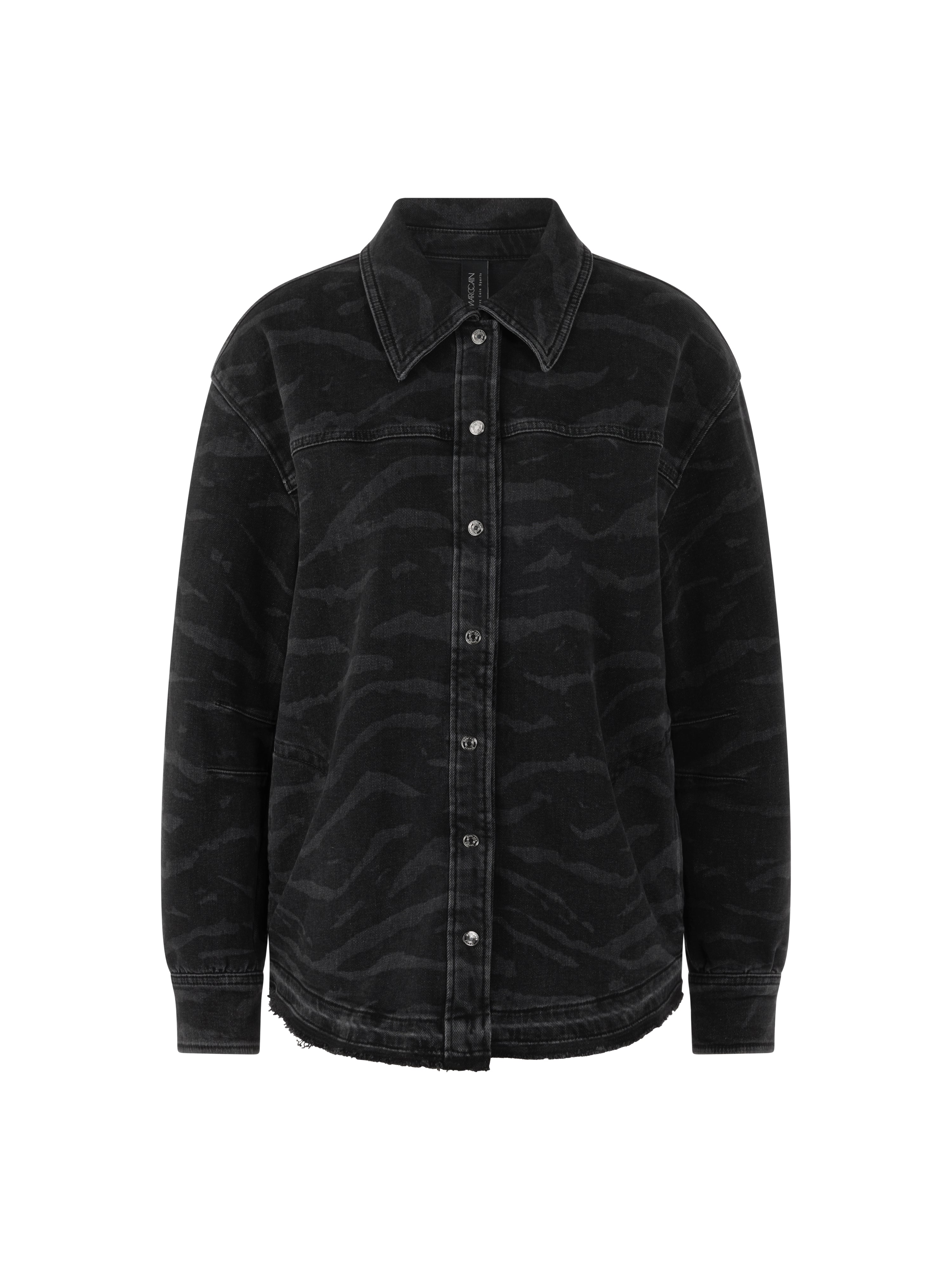 חולצת ג'ינס מכופתרת בגזרה ישרה עם צווארון קנט והדפס הרכב: 98% כותנה, 2% אלסטןהדוגמנית בגובה 1.79 ולובשת מידה 3 של מארק קיין