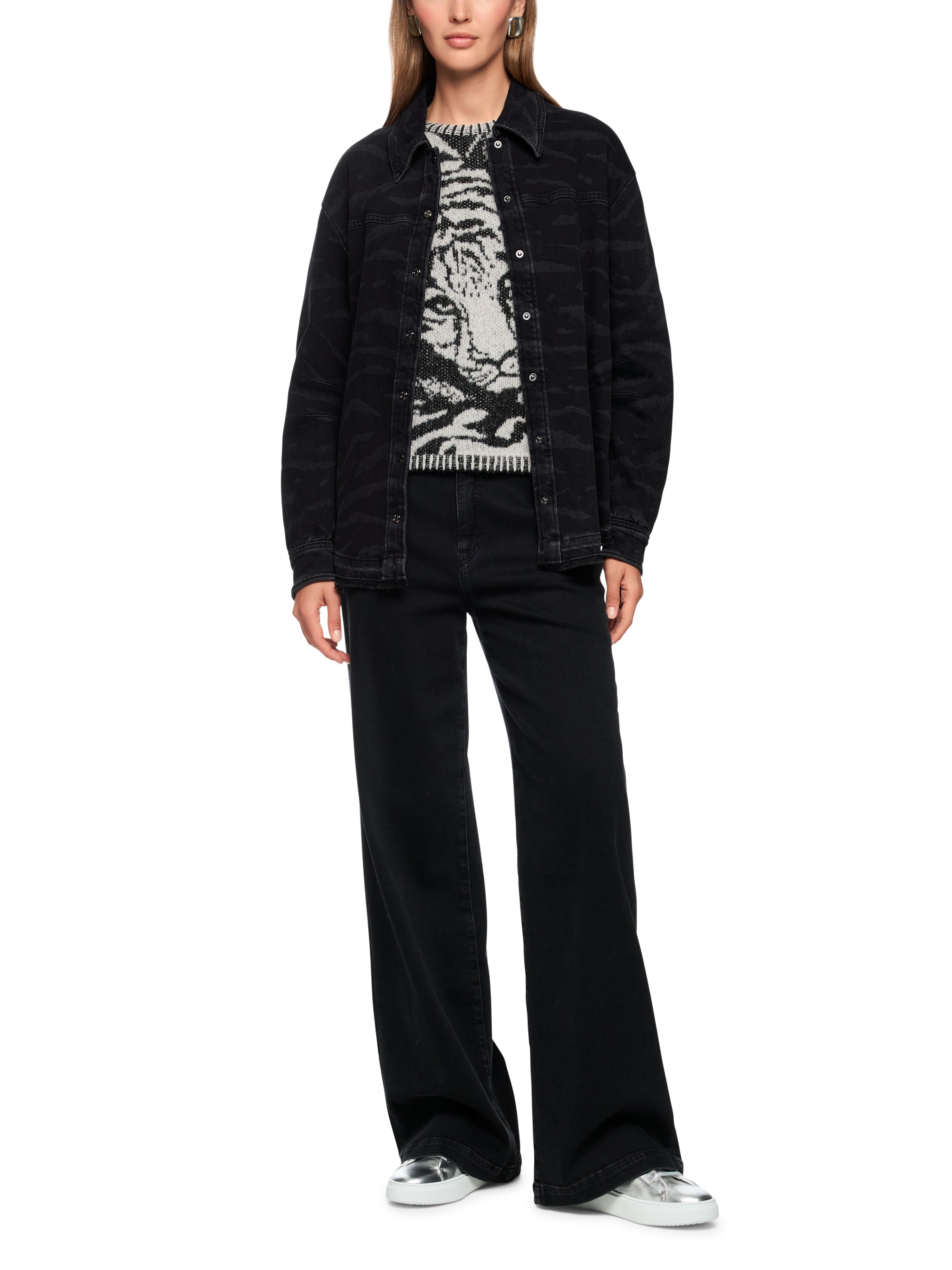 חולצת ג'ינס מכופתרת בגזרה ישרה עם צווארון קנט והדפס הרכב: 98% כותנה, 2% אלסטןהדוגמנית בגובה 1.79 ולובשת מידה 3 של מארק קיין