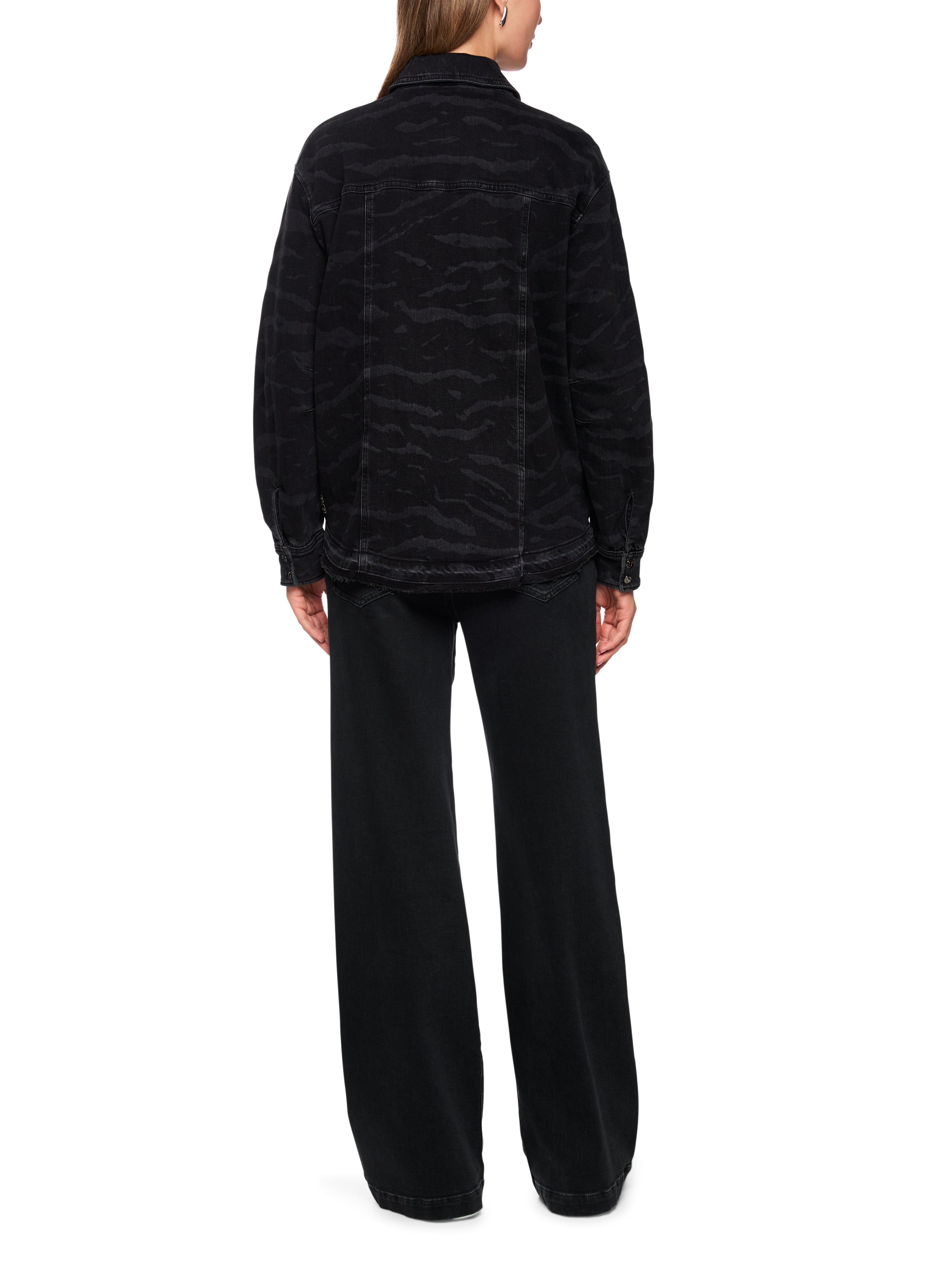 חולצת ג'ינס מכופתרת בגזרה ישרה עם צווארון קנט והדפס הרכב: 98% כותנה, 2% אלסטןהדוגמנית בגובה 1.79 ולובשת מידה 3 של מארק קיין