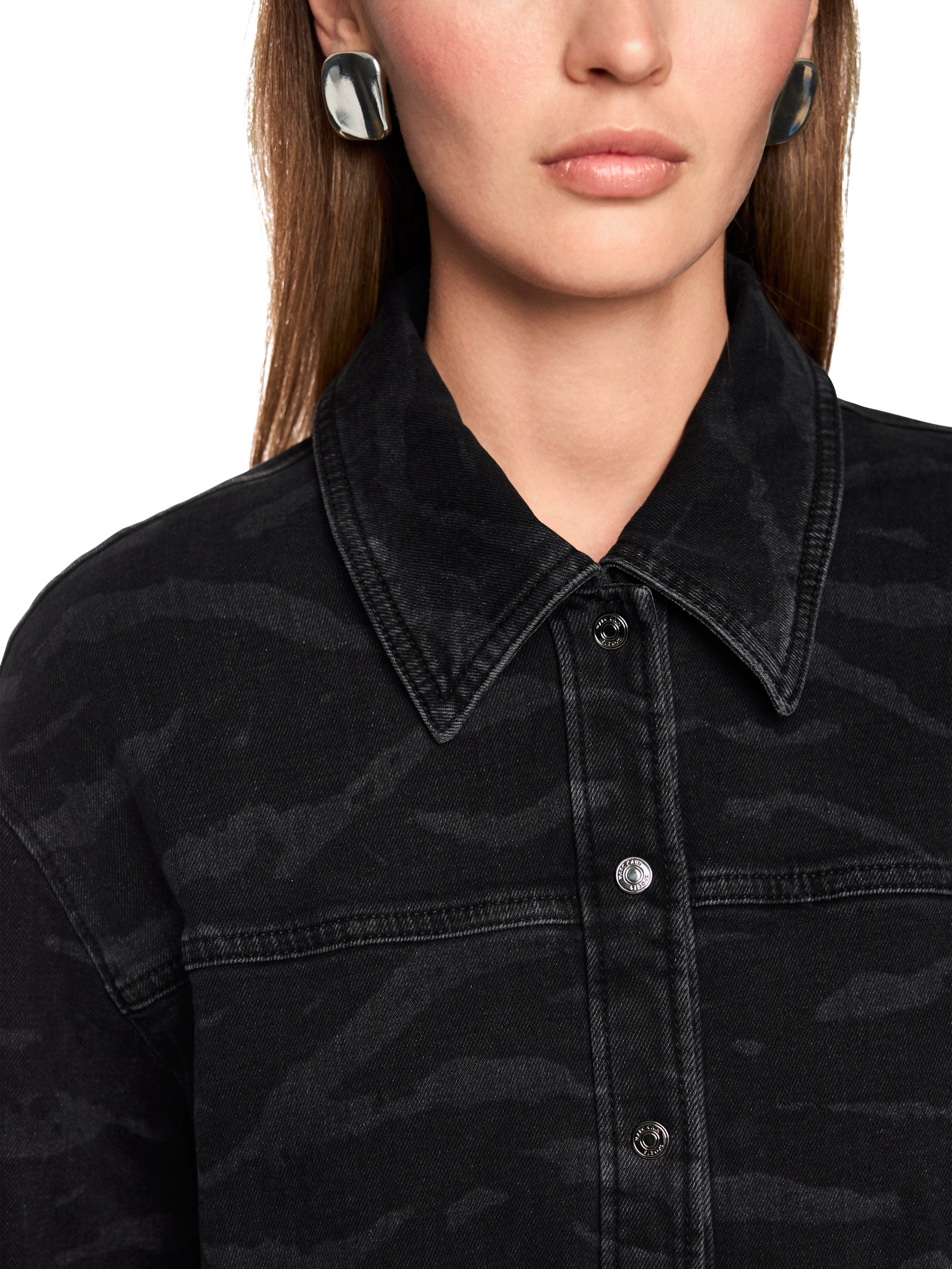 חולצת ג'ינס מכופתרת בגזרה ישרה עם צווארון קנט והדפס הרכב: 98% כותנה, 2% אלסטןהדוגמנית בגובה 1.79 ולובשת מידה 3 של מארק קיין