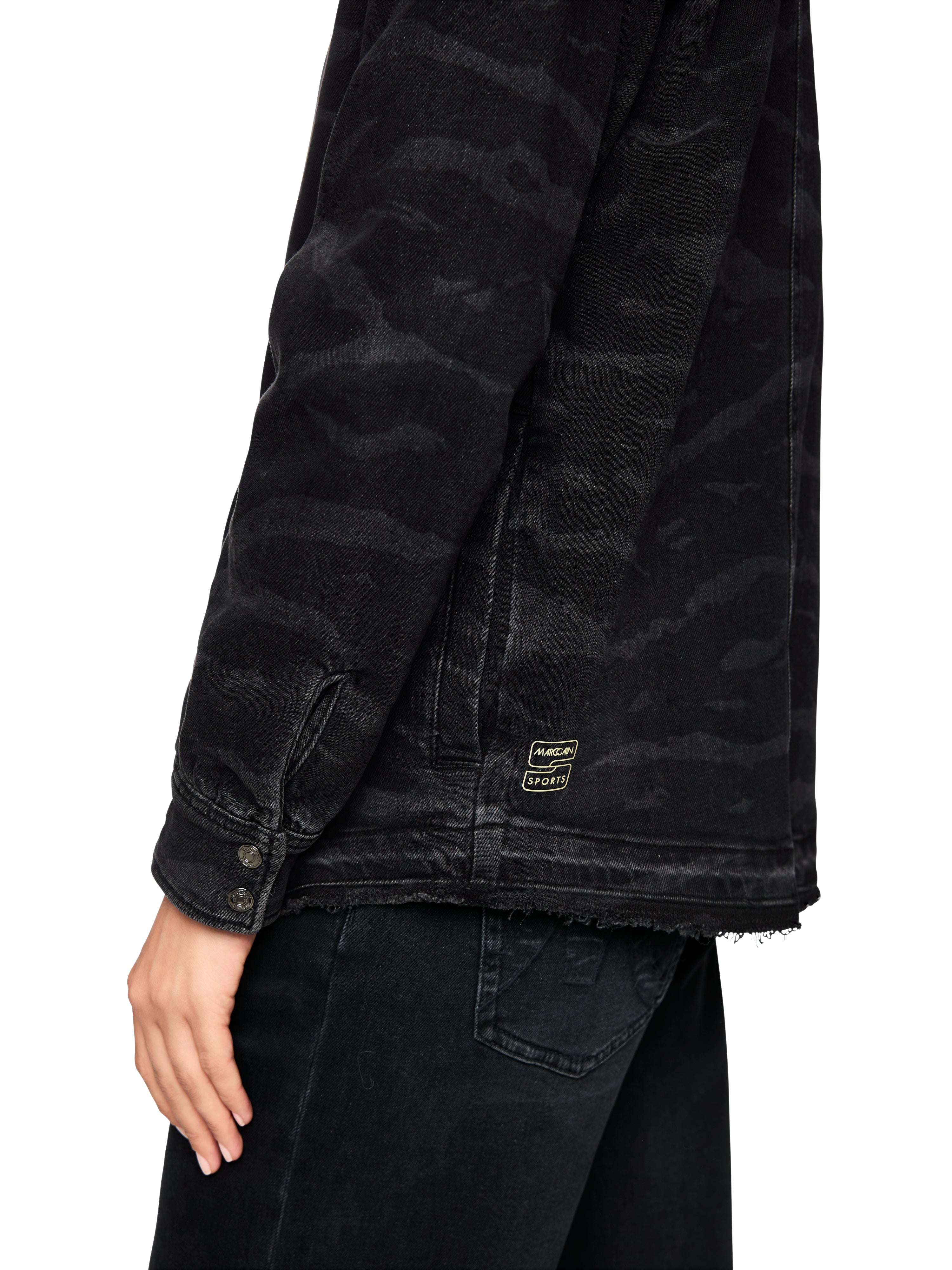 חולצת ג'ינס מכופתרת בגזרה ישרה עם צווארון קנט והדפס הרכב: 98% כותנה, 2% אלסטןהדוגמנית בגובה 1.79 ולובשת מידה 3 של מארק קיין