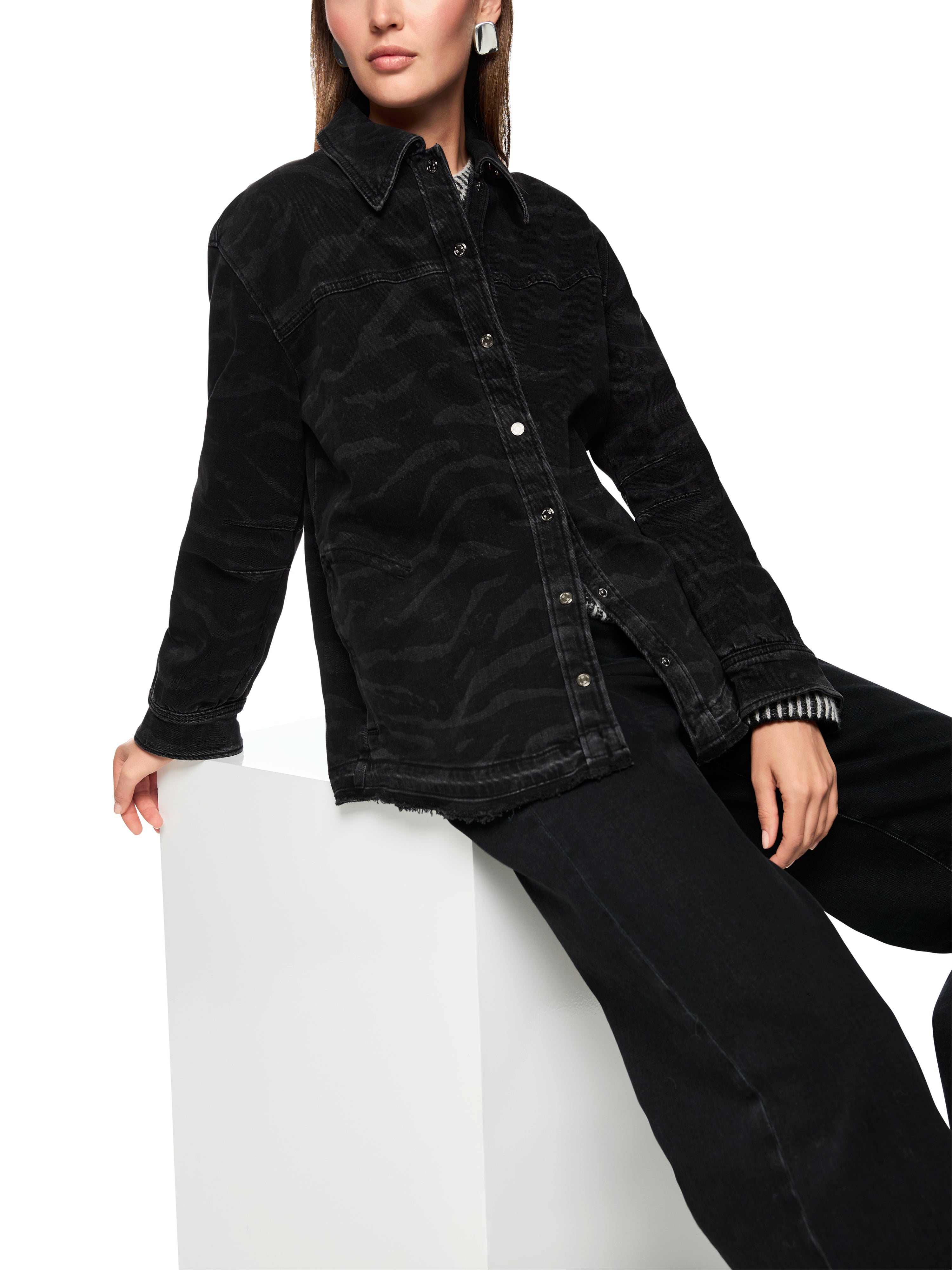 חולצת ג'ינס מכופתרת בגזרה ישרה עם צווארון קנט והדפס הרכב: 98% כותנה, 2% אלסטןהדוגמנית בגובה 1.79 ולובשת מידה 3 של מארק קיין