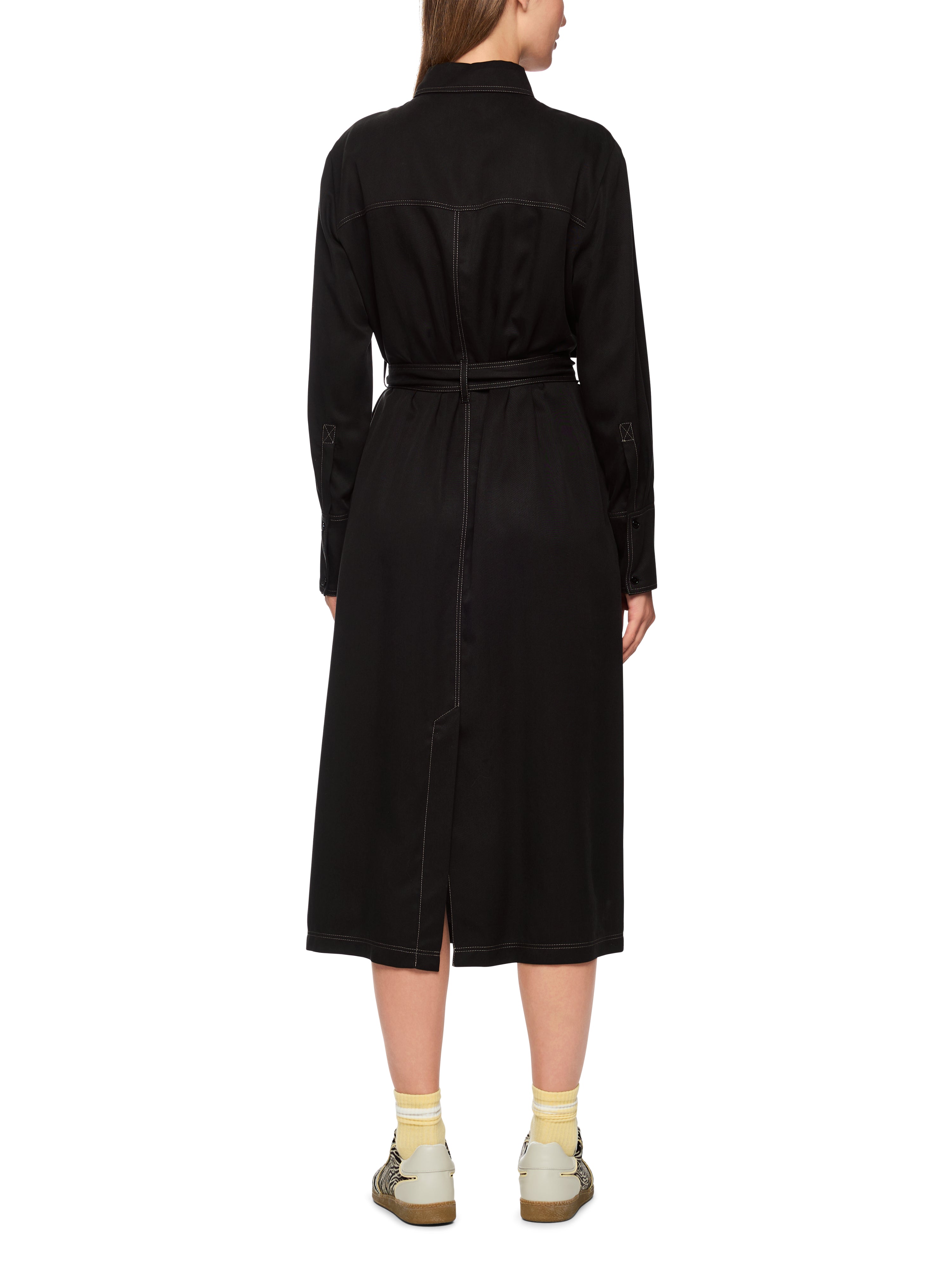 שמלת בלוזון באורך מידי בגזרה ישרה עם חגורת קשירההרכב: 100% ליוסלהדוגמנית בגובה 1.79 ולובשת מידה 3 של מארק קיין