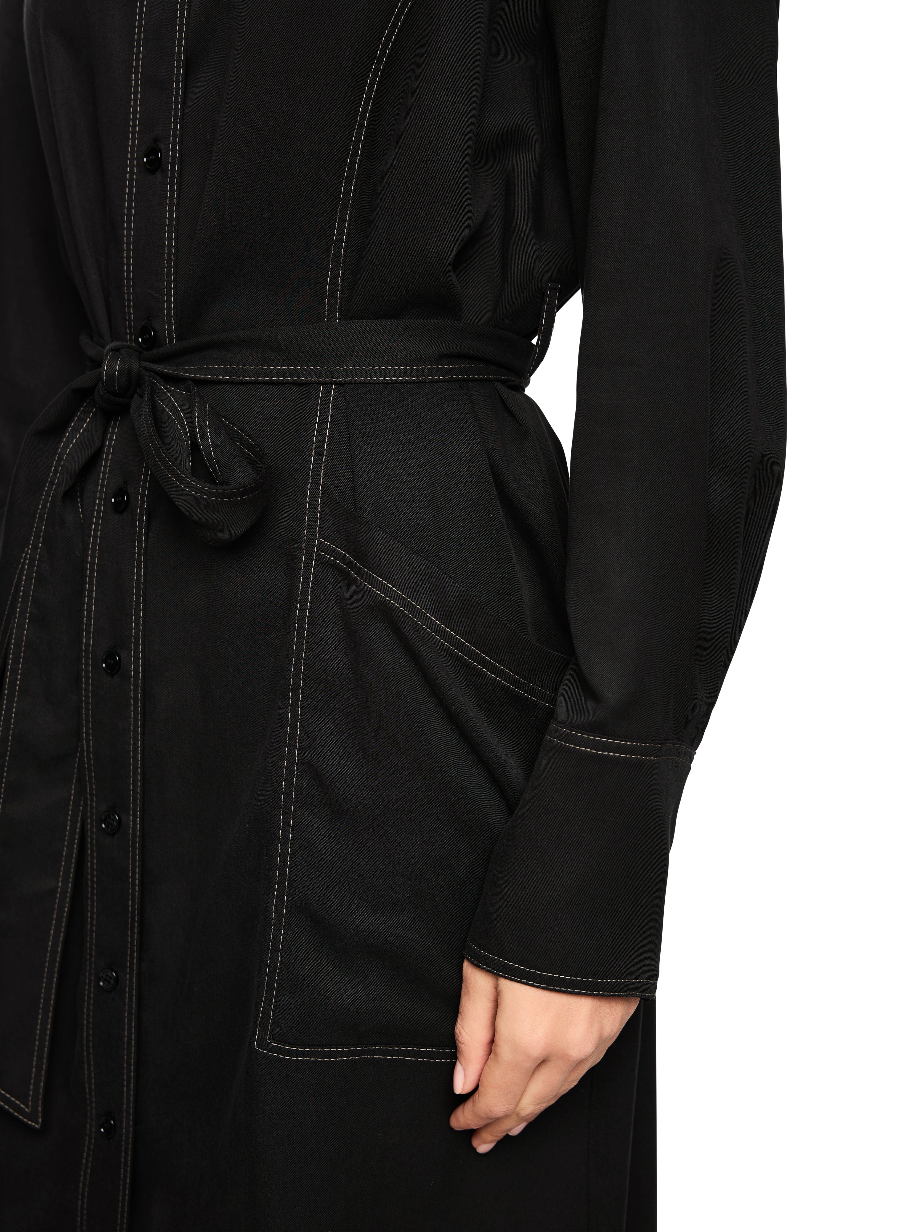 שמלת בלוזון באורך מידי בגזרה ישרה עם חגורת קשירההרכב: 100% ליוסלהדוגמנית בגובה 1.79 ולובשת מידה 3 של מארק קיין