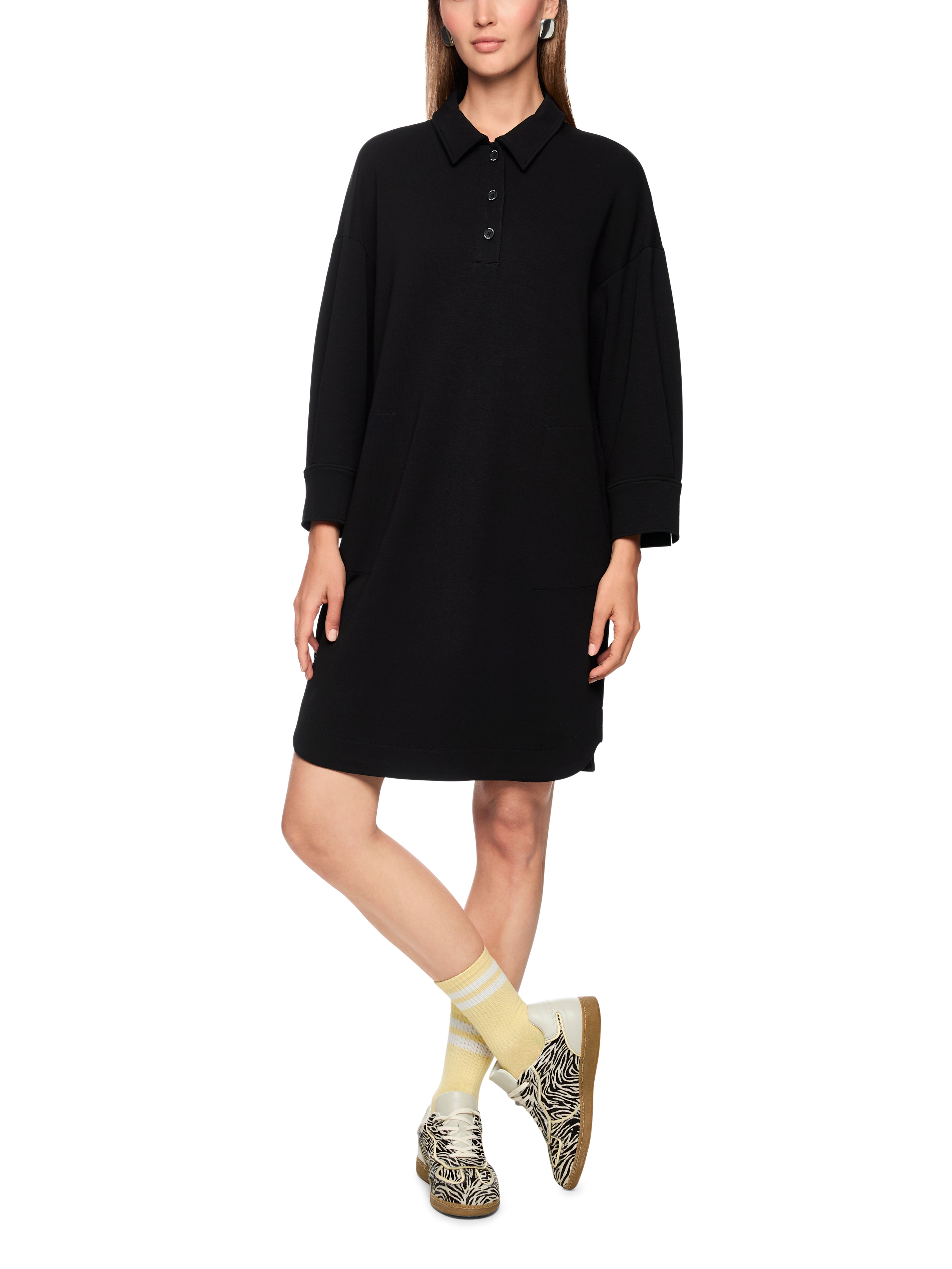 שמלת סווטשירט בעלת גזרה רחבה ומכפלת מעוגלת, עם שרוולי 3/4הרכב: 88% כותנה, 8% פוליאסטר, 4% אלסטןהדוגמנית בגובה 1.79 ולובשת מידה 3 של מארק קיין