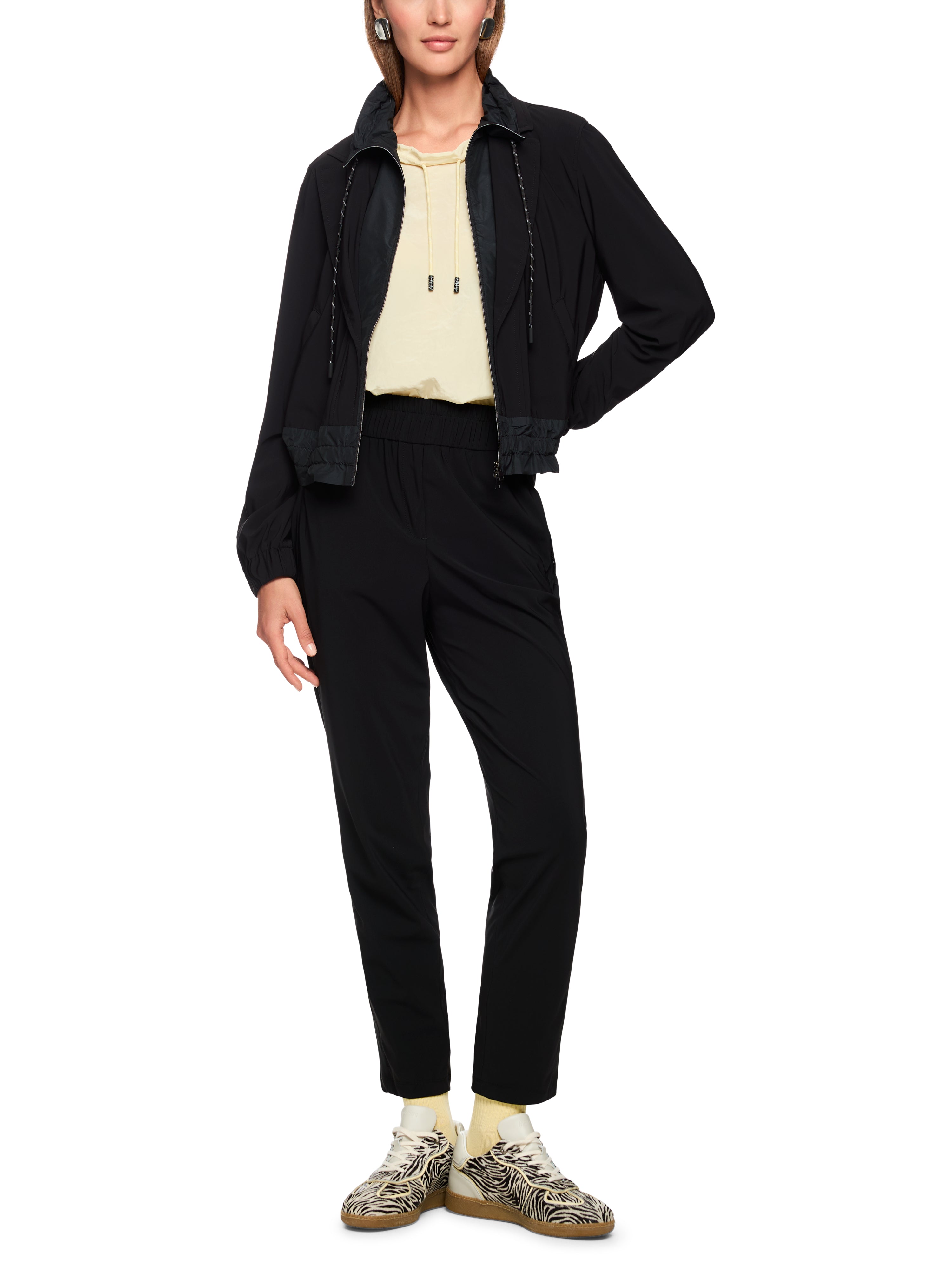 ז'קט סגנון ספורטיבי בגזרה ישרה עם סגירת רוכסן וכיסים צדדייםהרכב: 62% פוליאמיד, 27% אלסטן, 11% פוליאמידהדוגמנית בגובה 1.79 ולובשת מידה 3 של מארק קיין