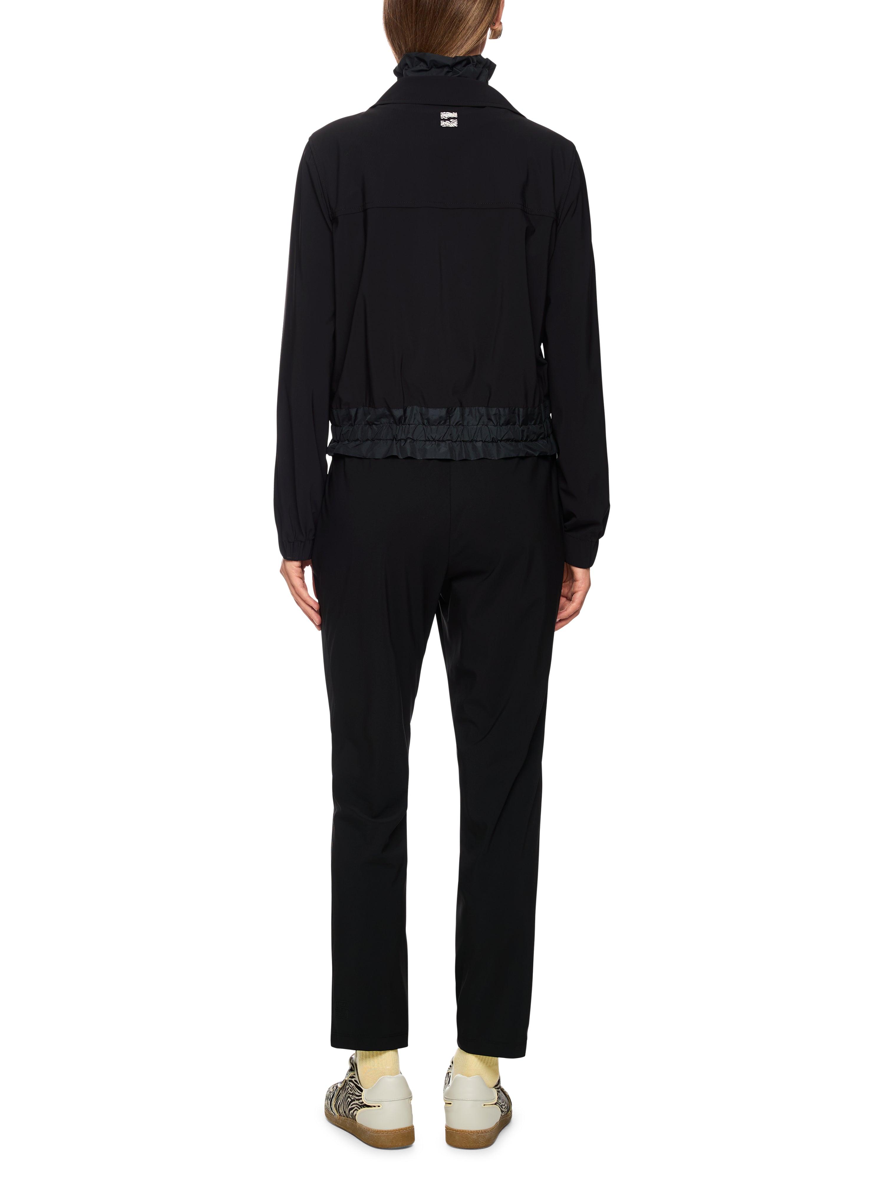 ז'קט סגנון ספורטיבי בגזרה ישרה עם סגירת רוכסן וכיסים צדדייםהרכב: 62% פוליאמיד, 27% אלסטן, 11% פוליאמידהדוגמנית בגובה 1.79 ולובשת מידה 3 של מארק קיין