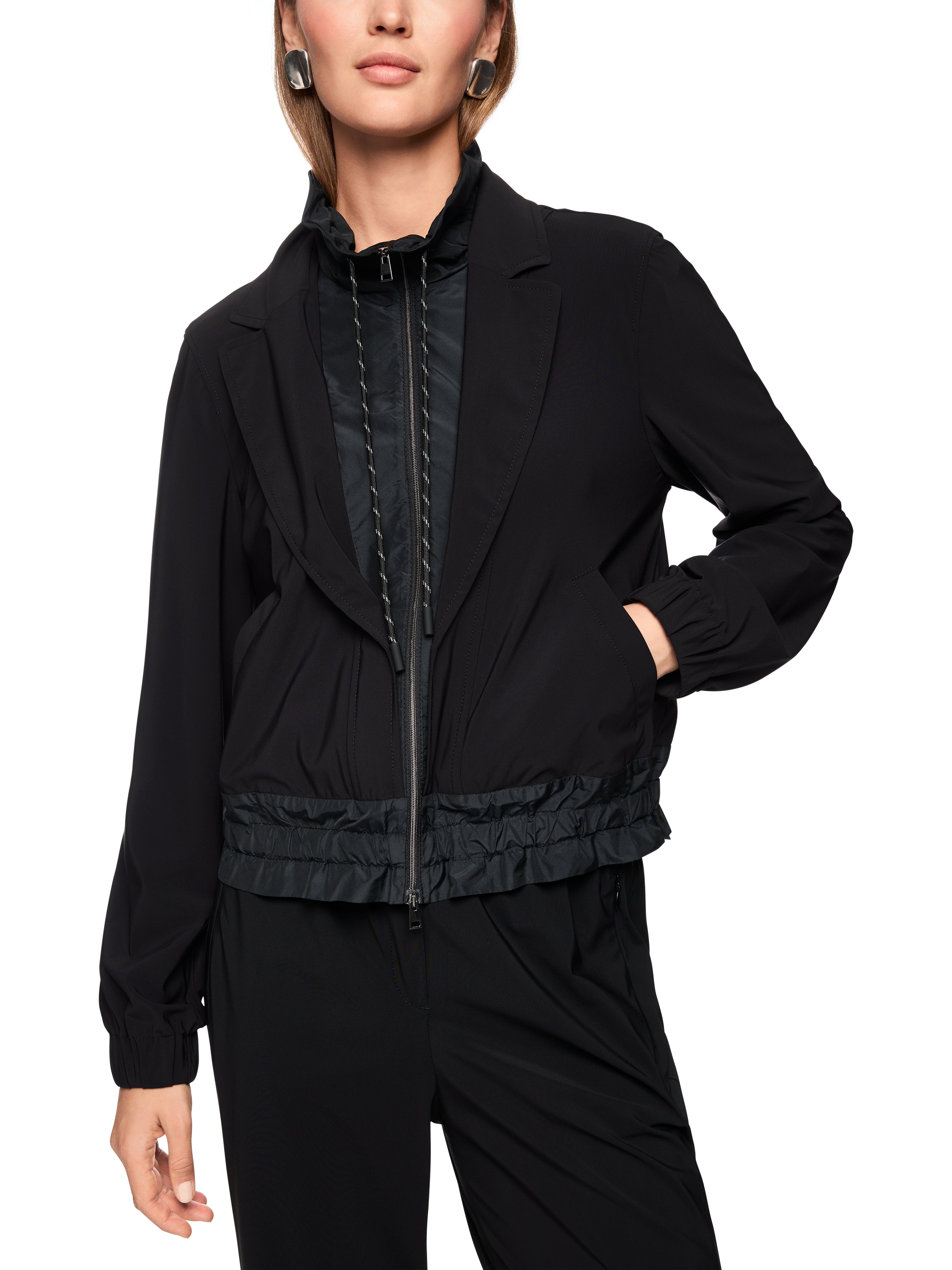 ז'קט סגנון ספורטיבי בגזרה ישרה עם סגירת רוכסן וכיסים צדדייםהרכב: 62% פוליאמיד, 27% אלסטן, 11% פוליאמידהדוגמנית בגובה 1.79 ולובשת מידה 3 של מארק קיין