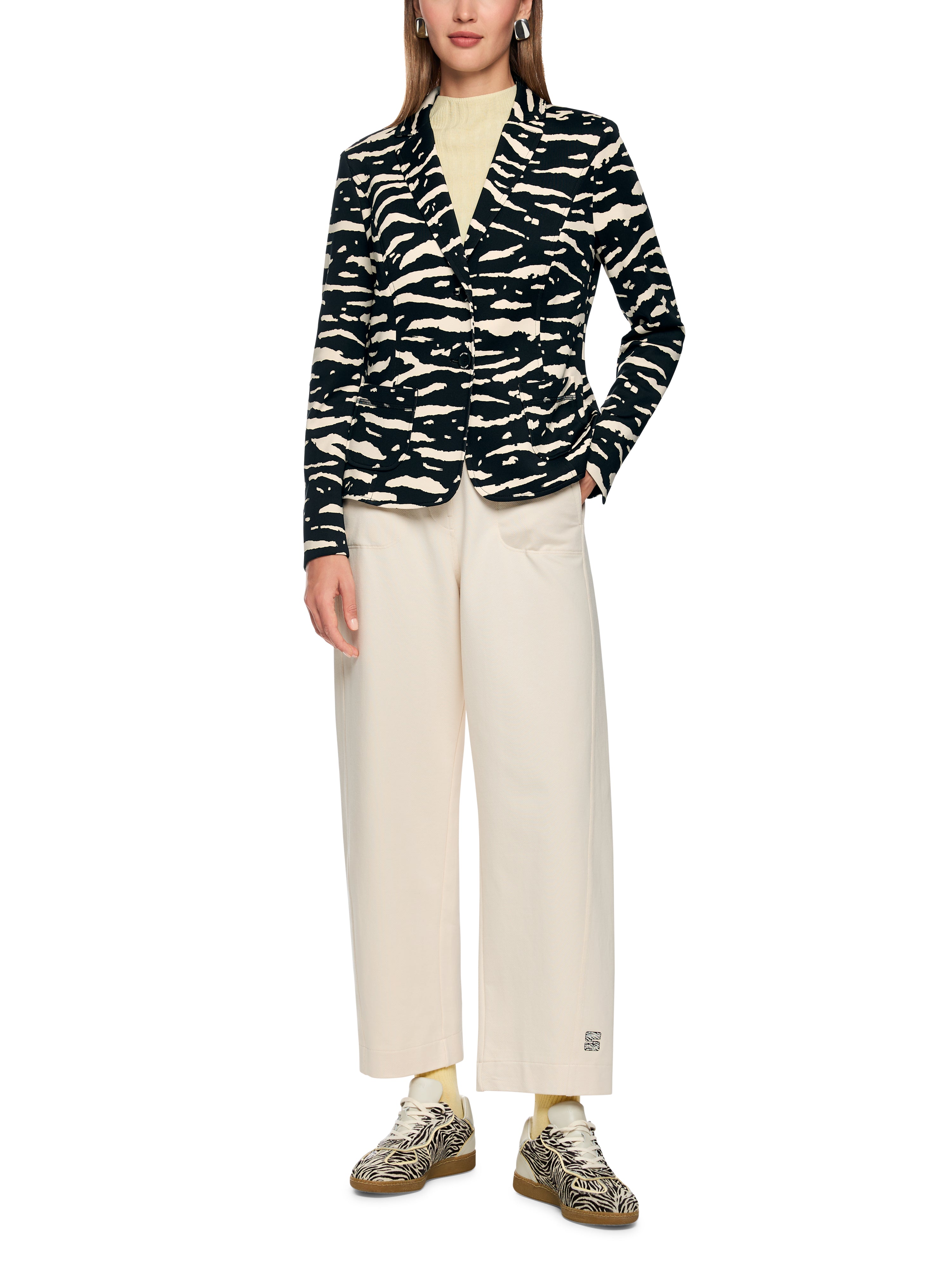 בלייזר בגזרה ישרה עשוי בד ג'רזי סקובה עם עם צווארון דשהרכב: 92% פוליאסטר, 8% אלסטןהדוגמנית בגובה 1.79 ולובשת מידה 3 של מארק קיין