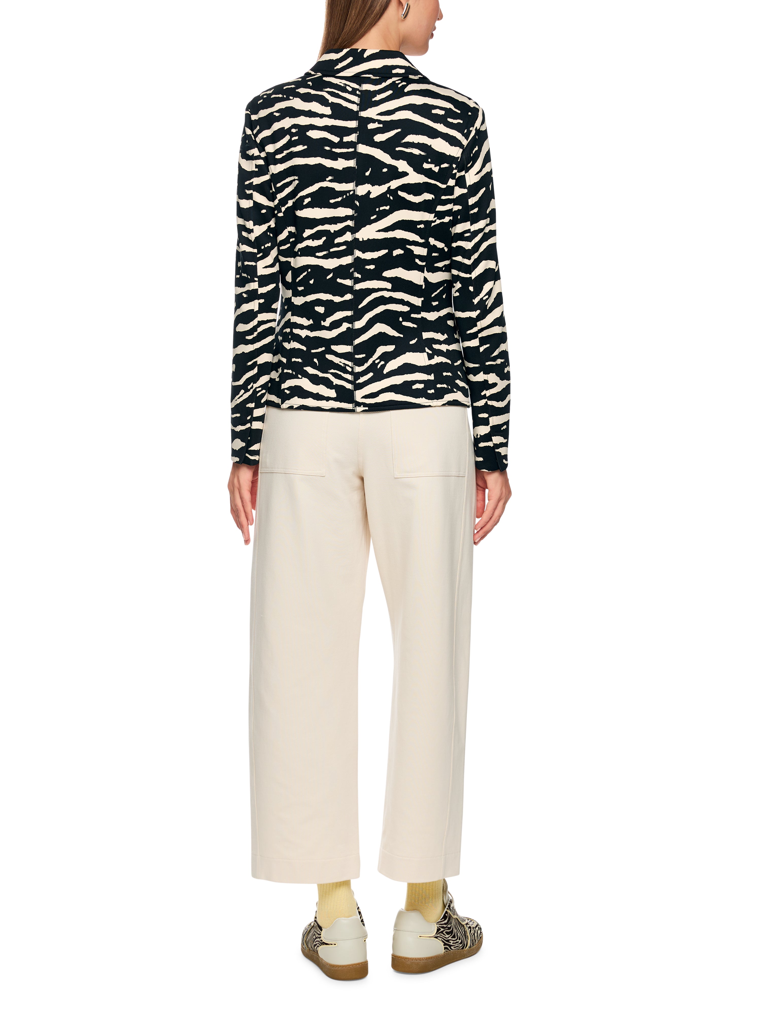 בלייזר בגזרה ישרה עשוי בד ג'רזי סקובה עם עם צווארון דשהרכב: 92% פוליאסטר, 8% אלסטןהדוגמנית בגובה 1.79 ולובשת מידה 3 של מארק קיין