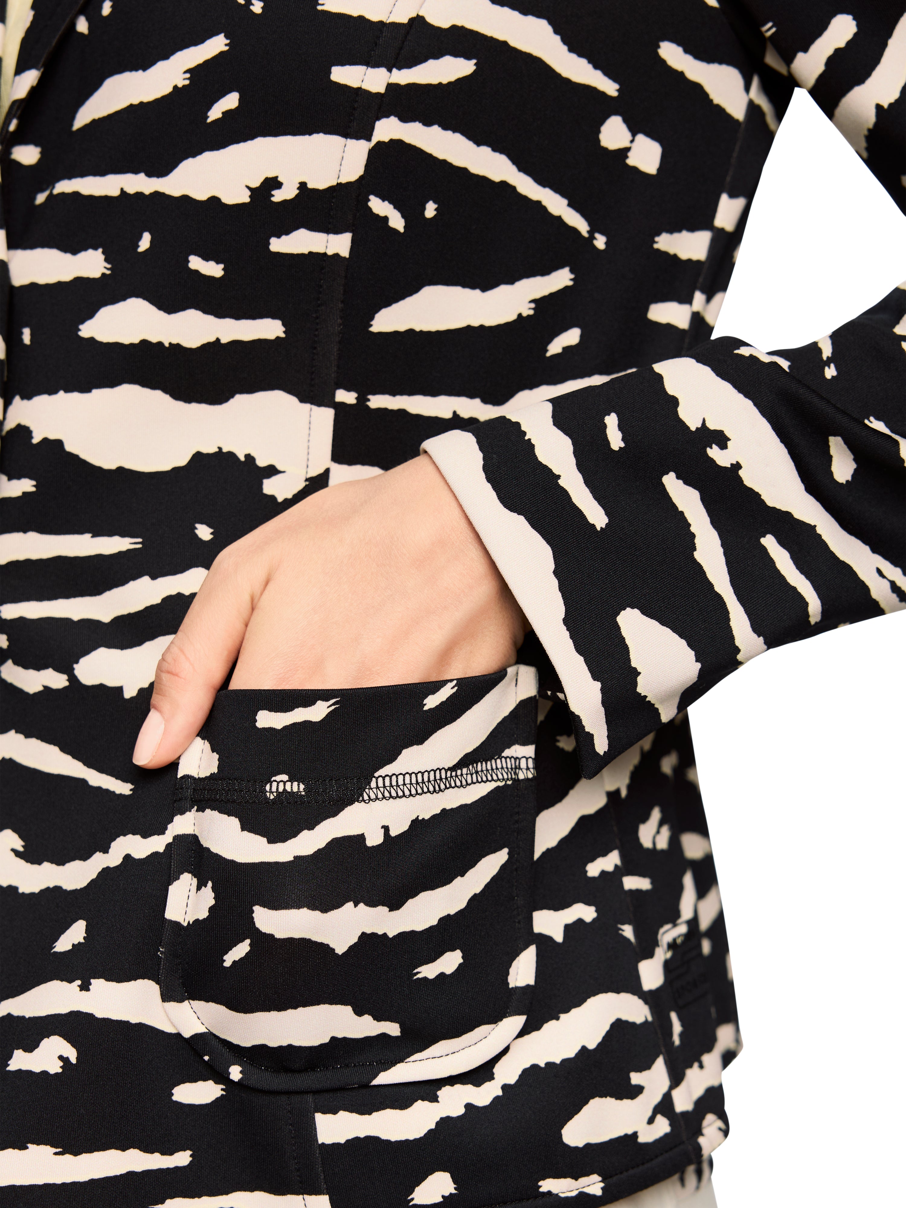 בלייזר בגזרה ישרה עשוי בד ג'רזי סקובה עם עם צווארון דשהרכב: 92% פוליאסטר, 8% אלסטןהדוגמנית בגובה 1.79 ולובשת מידה 3 של מארק קיין