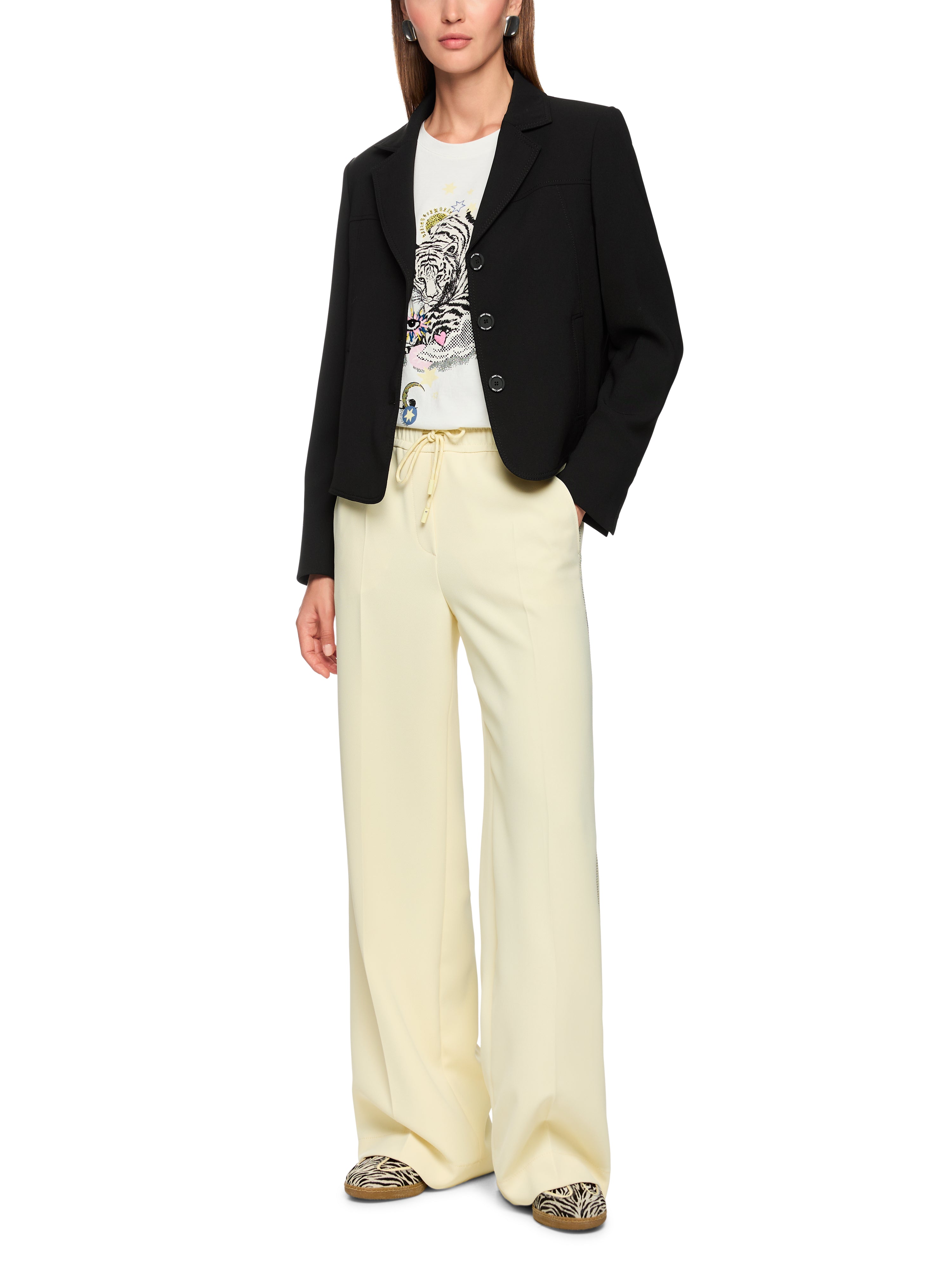 בלייזר ספורטיבי בגזרה ישרה עם עם צווארון דש וכיסים צדדייםהרכב: 100% פוליאסטרהדוגמנית בגובה 1.79 ולובשת מידה 3 של מארק קיין