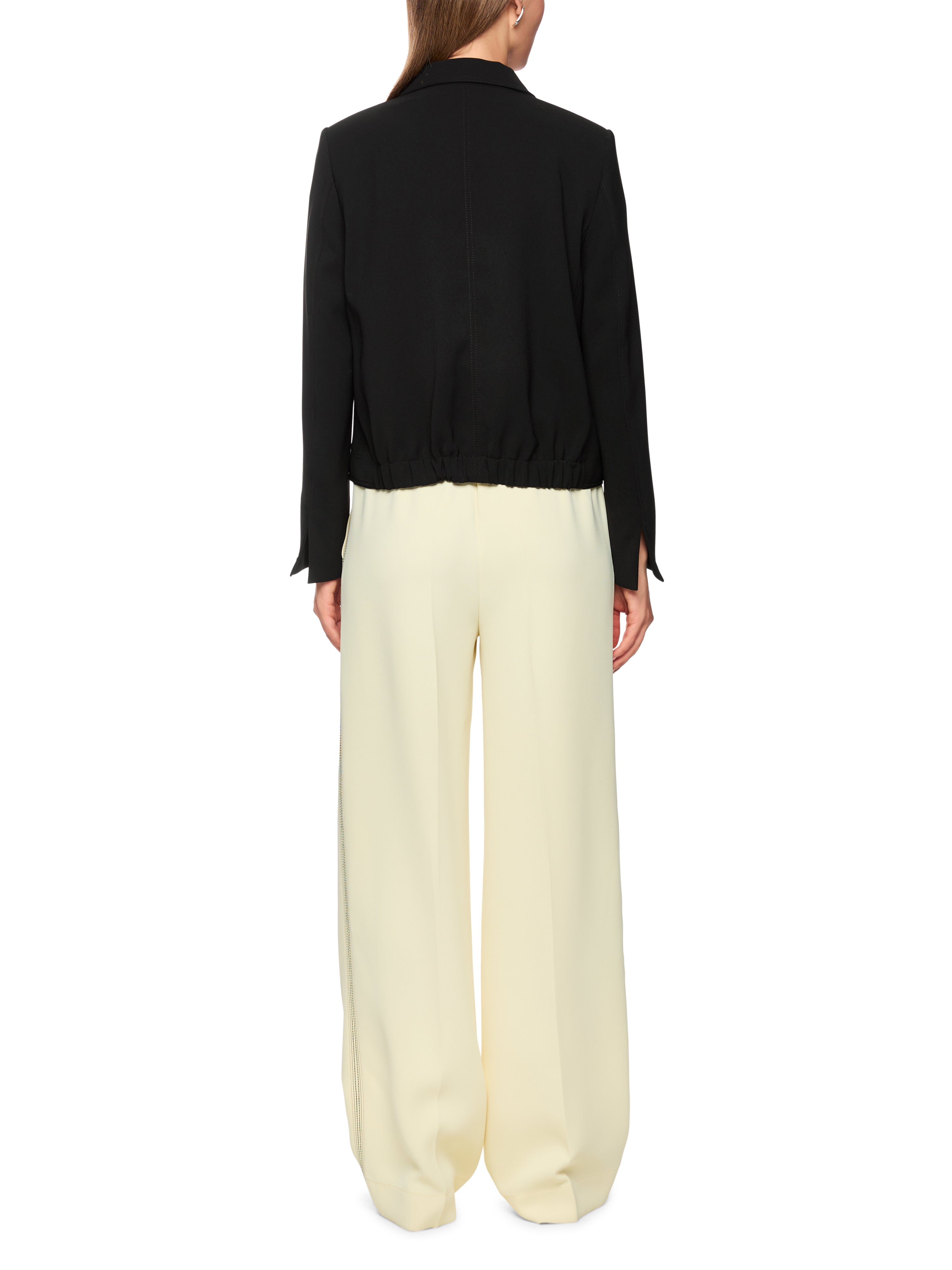 בלייזר ספורטיבי בגזרה ישרה עם עם צווארון דש וכיסים צדדייםהרכב: 100% פוליאסטרהדוגמנית בגובה 1.79 ולובשת מידה 3 של מארק קיין