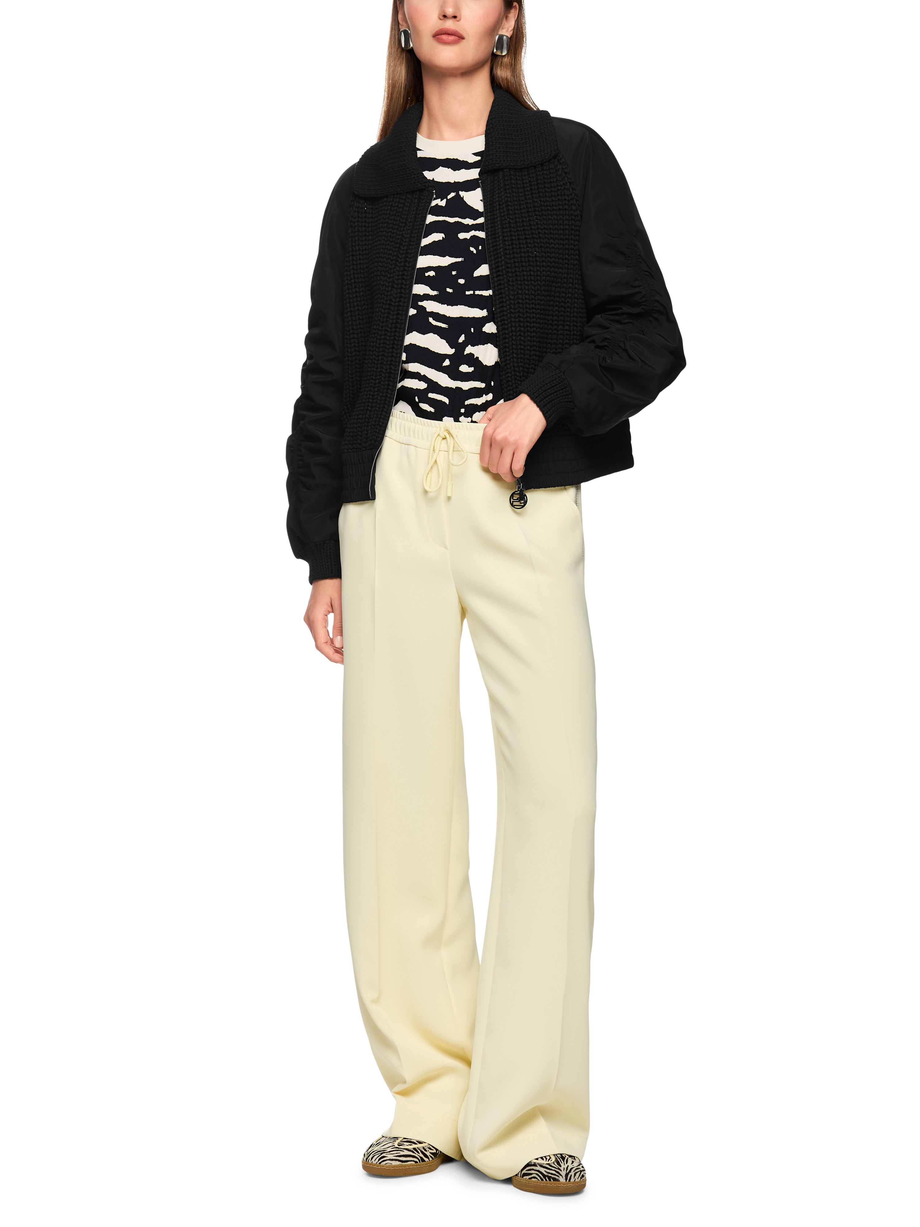 קרדיגן קז'ואל סרוג בגזרה רחבה עם שרוולים מבד ספורטיבי וסגירת רוכסן הרכב: 100% פוליאסטרהדוגמנית בגובה 1.79 ולובשת מידה 3 של מארק קיין