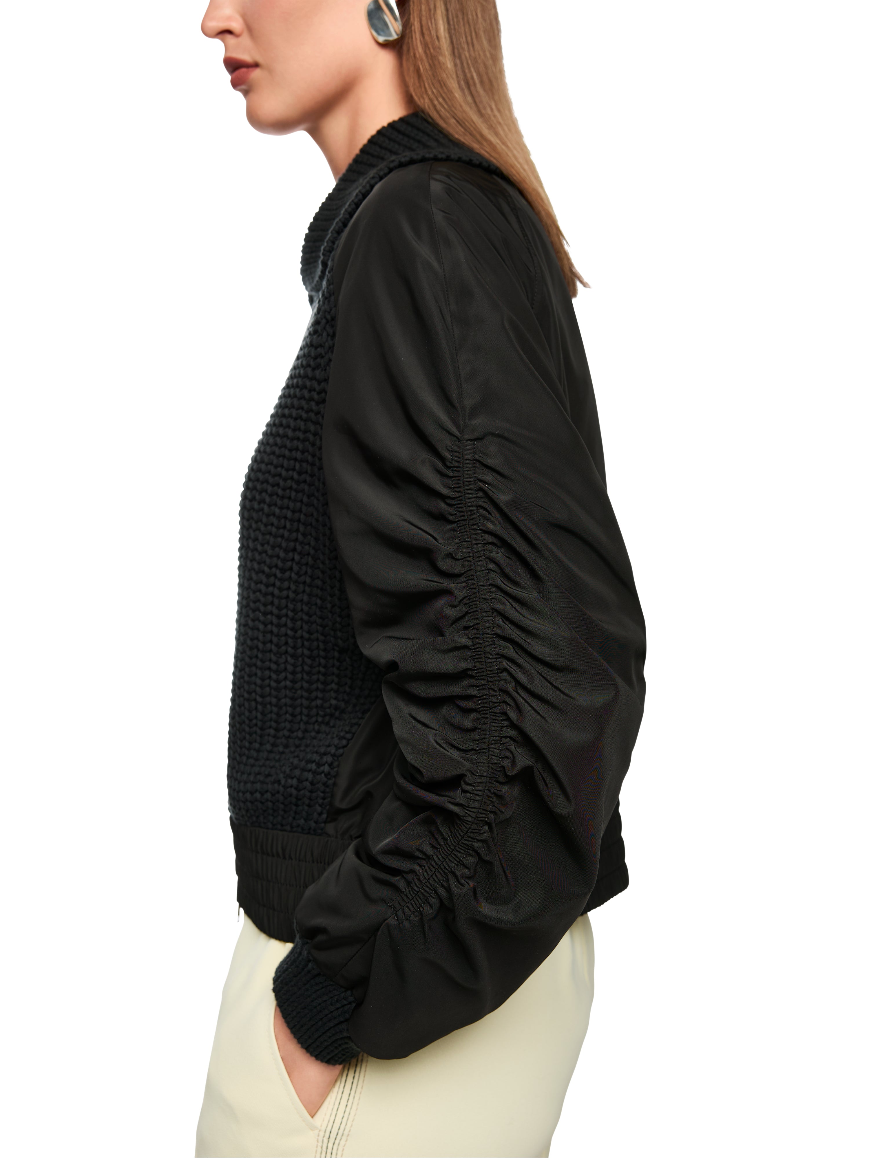 קרדיגן קז'ואל סרוג בגזרה רחבה עם שרוולים מבד ספורטיבי וסגירת רוכסן הרכב: 100% פוליאסטרהדוגמנית בגובה 1.79 ולובשת מידה 3 של מארק קיין