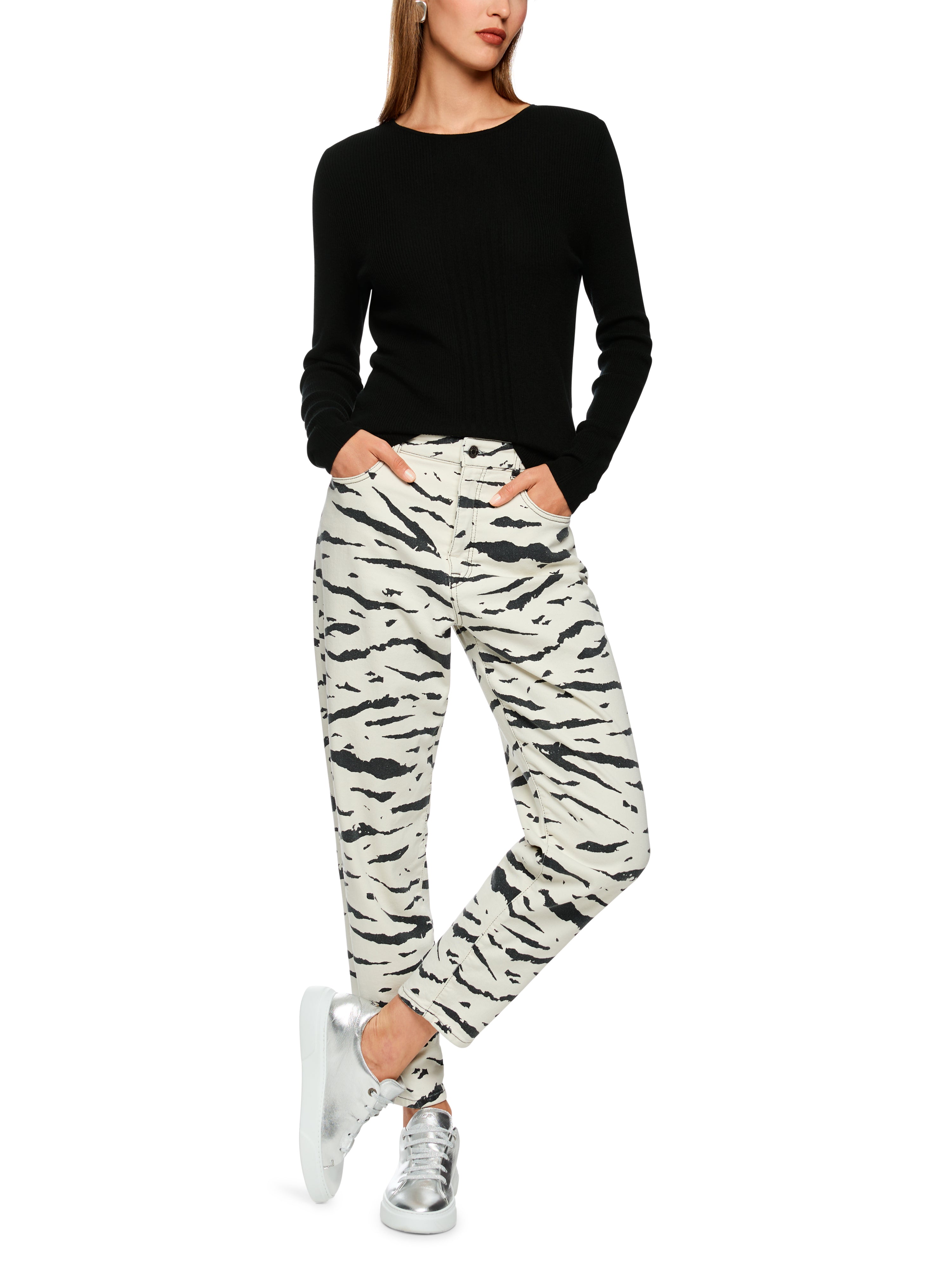 סריג בגזרה צמודה עם צווארון עגולהרכב: 47% צמר, 38% ויסקוזה, 10% פוליאמיד, 5% קשמירהדוגמנית בגובה 1.79 ולובשת מידה 3 של מארק קיין