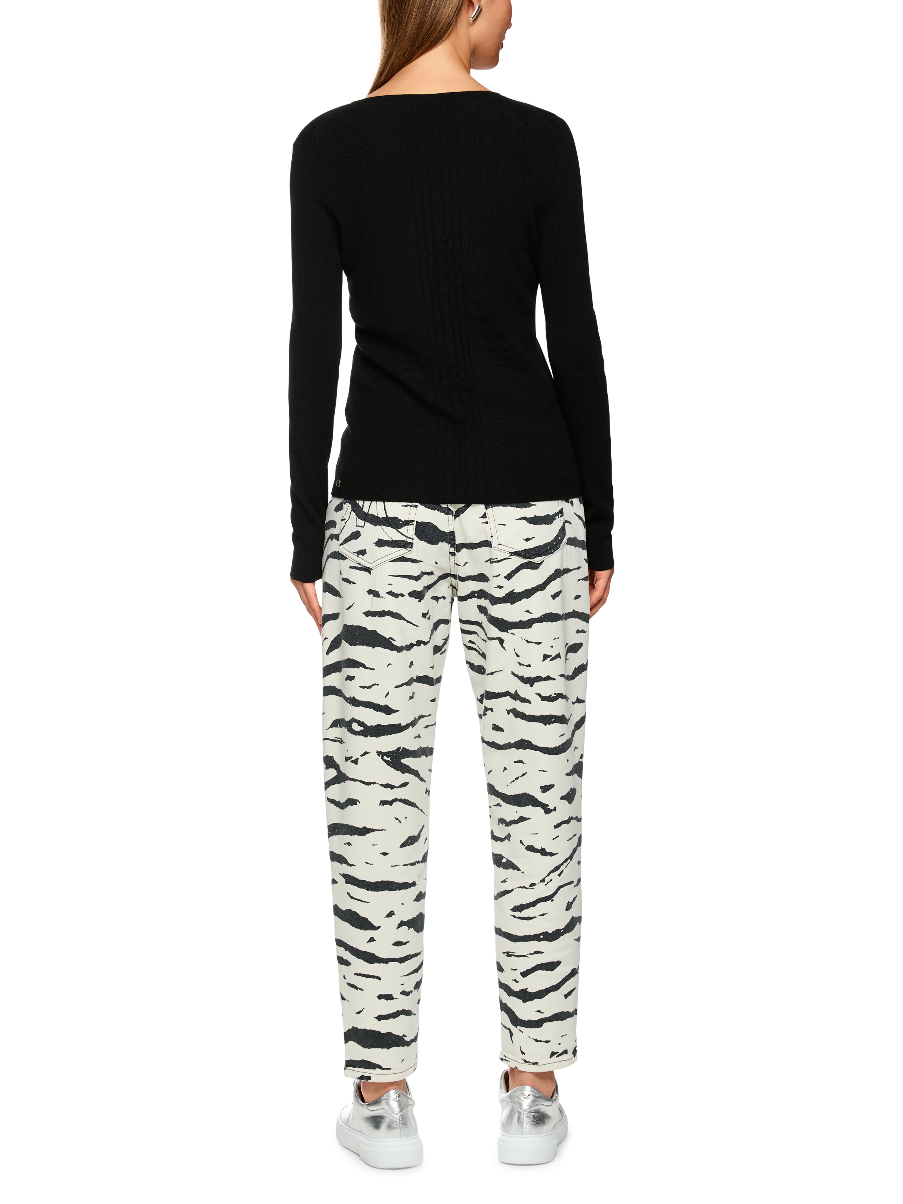 סריג בגזרה צמודה עם צווארון עגולהרכב: 47% צמר, 38% ויסקוזה, 10% פוליאמיד, 5% קשמירהדוגמנית בגובה 1.79 ולובשת מידה 3 של מארק קיין