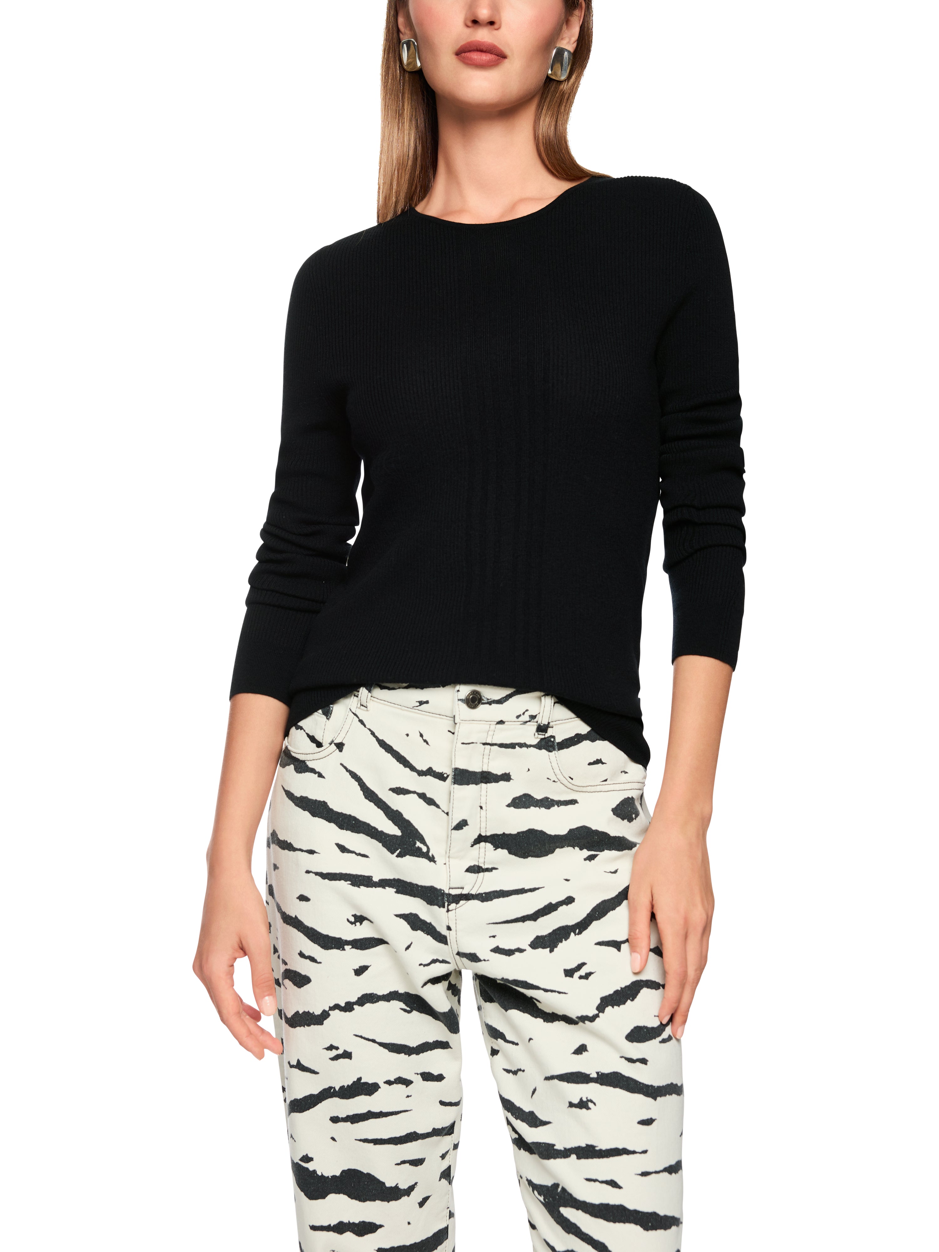 סריג בגזרה צמודה עם צווארון עגולהרכב: 47% צמר, 38% ויסקוזה, 10% פוליאמיד, 5% קשמירהדוגמנית בגובה 1.79 ולובשת מידה 3 של מארק קיין