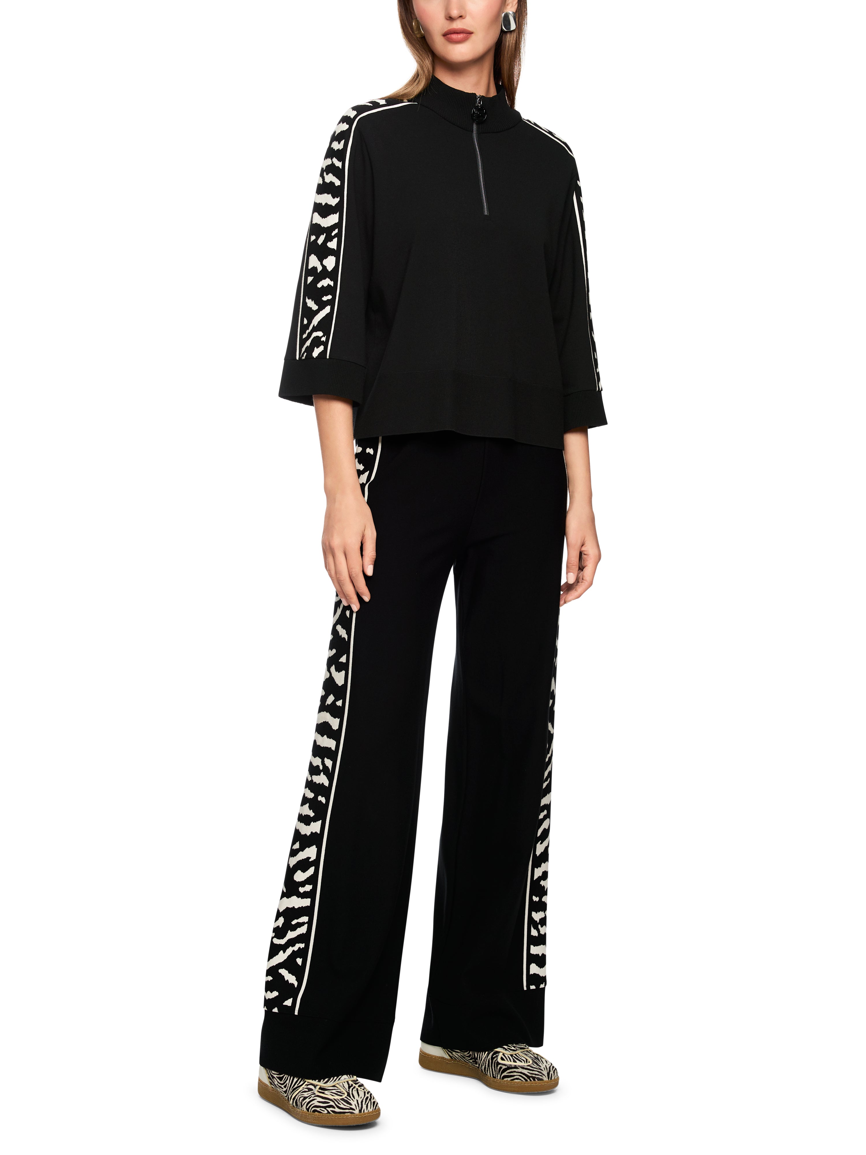 סוודר בגזרה רחבה, עם שרוולי 3/4 רחבים וסגירת רוכסן בחזית הצווארהרכב: 70% ויסקוזה, 30% פוליאסטרהדוגמנית בגובה 1.79 ולובשת מידה 3 של מארק קיין