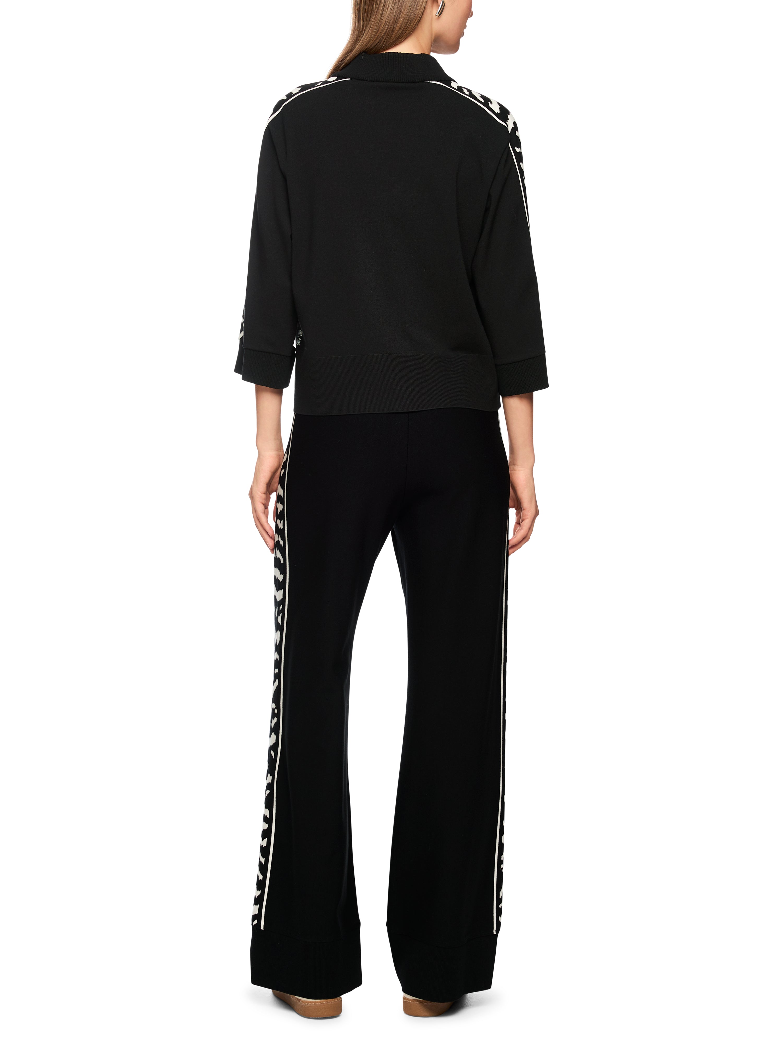 סוודר בגזרה רחבה, עם שרוולי 3/4 רחבים וסגירת רוכסן בחזית הצווארהרכב: 70% ויסקוזה, 30% פוליאסטרהדוגמנית בגובה 1.79 ולובשת מידה 3 של מארק קיין