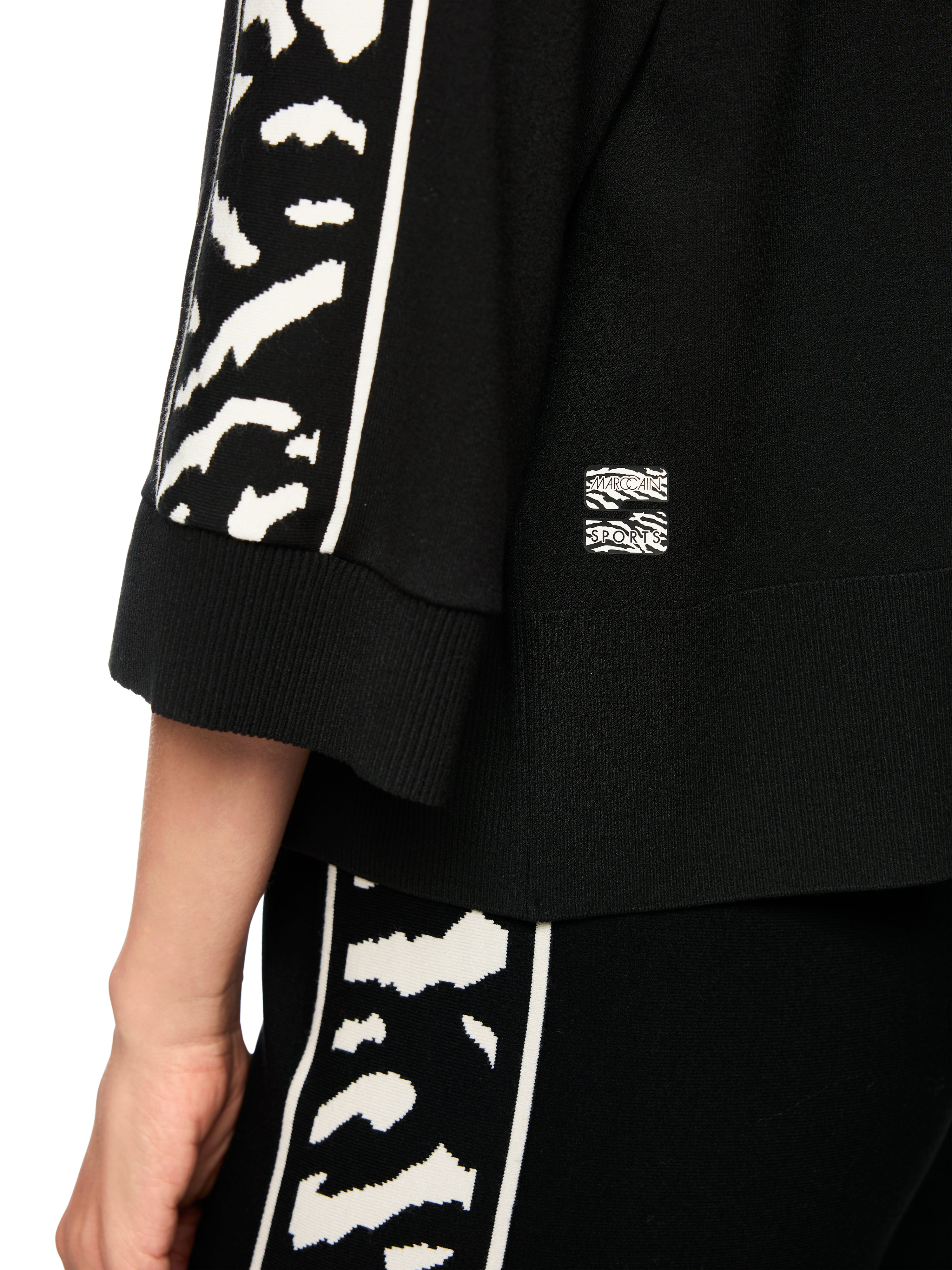 סוודר בגזרה רחבה, עם שרוולי 3/4 רחבים וסגירת רוכסן בחזית הצווארהרכב: 70% ויסקוזה, 30% פוליאסטרהדוגמנית בגובה 1.79 ולובשת מידה 3 של מארק קיין