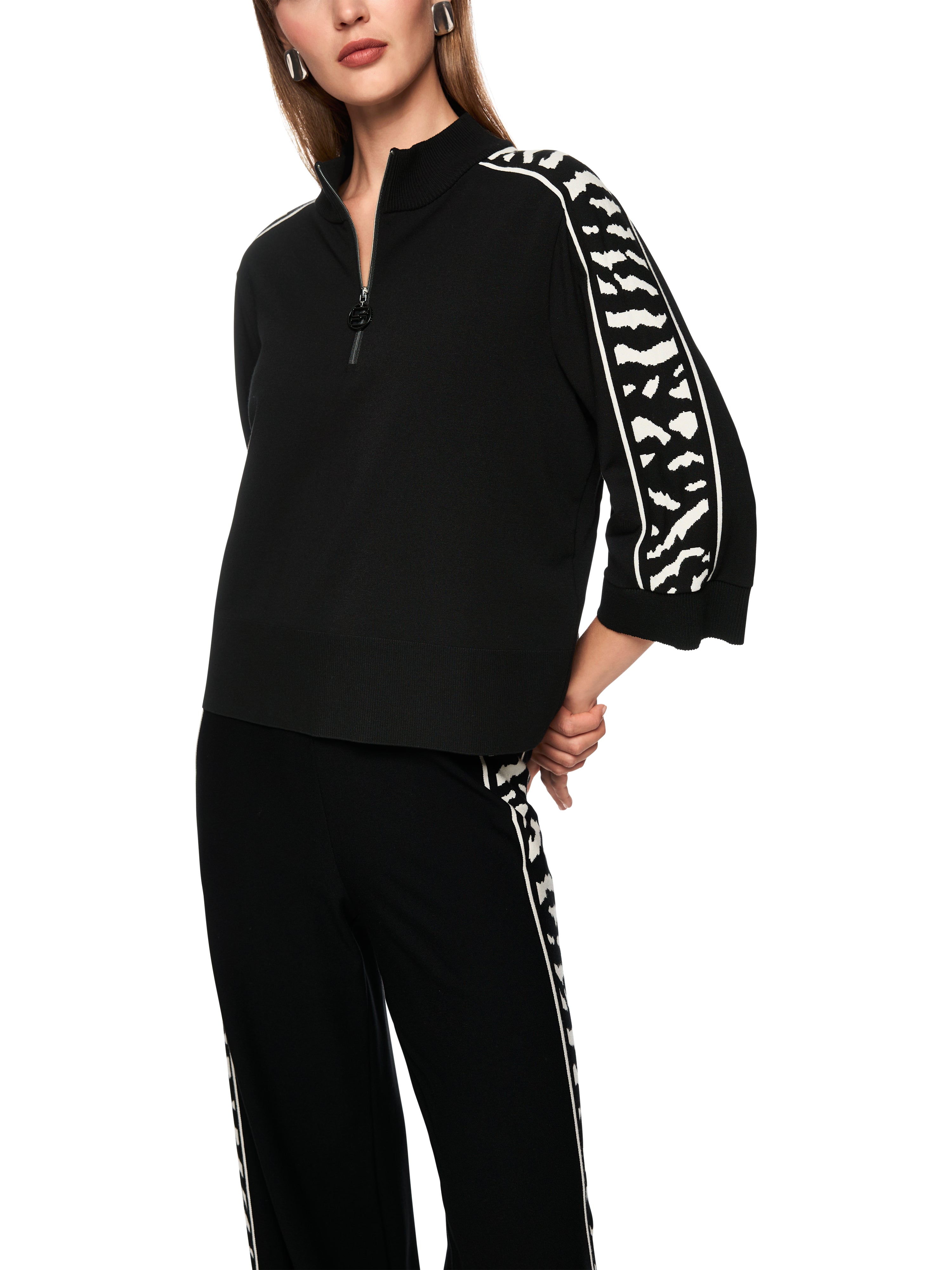 סוודר בגזרה רחבה, עם שרוולי 3/4 רחבים וסגירת רוכסן בחזית הצווארהרכב: 70% ויסקוזה, 30% פוליאסטרהדוגמנית בגובה 1.79 ולובשת מידה 3 של מארק קיין