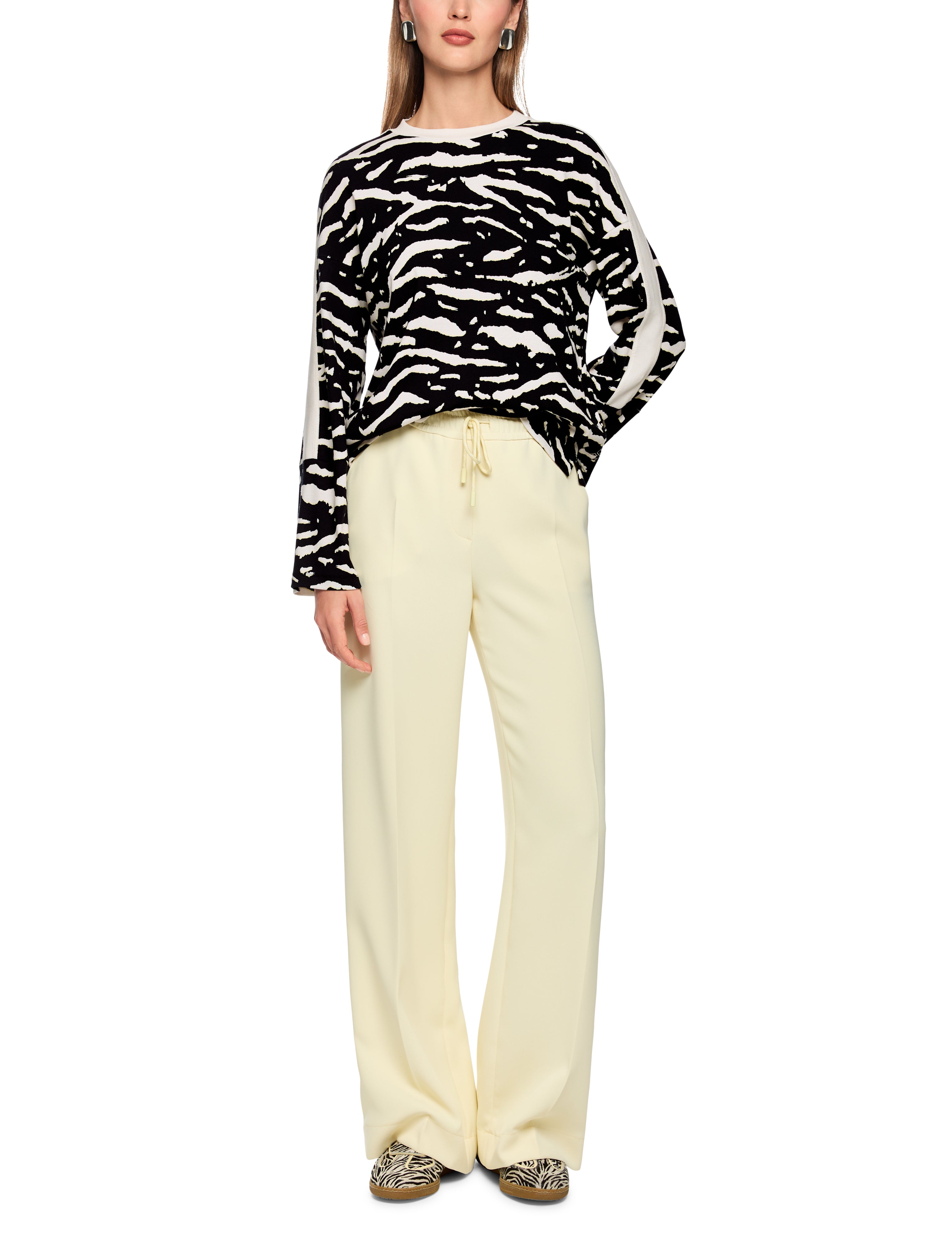 חולצה ארוכת שרוולים בגזרה נינוחה עם צווארון עגול והדפסהרכב: 96% כותנה, 4% אלסטןהדוגמנית בגובה 1.79 ולובשת מידה 3 של מארק קיין