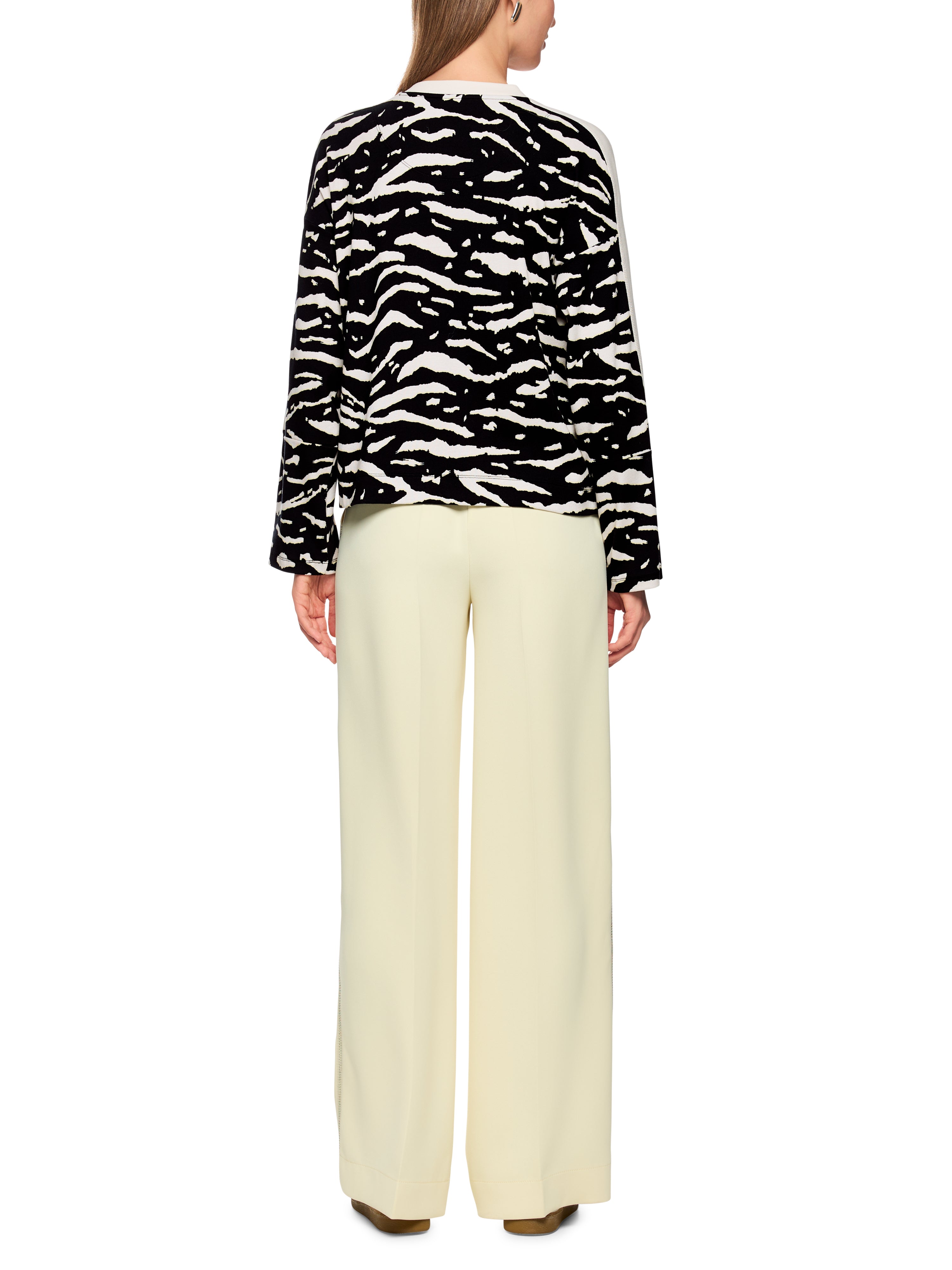 חולצה ארוכת שרוולים בגזרה נינוחה עם צווארון עגול והדפסהרכב: 96% כותנה, 4% אלסטןהדוגמנית בגובה 1.79 ולובשת מידה 3 של מארק קיין