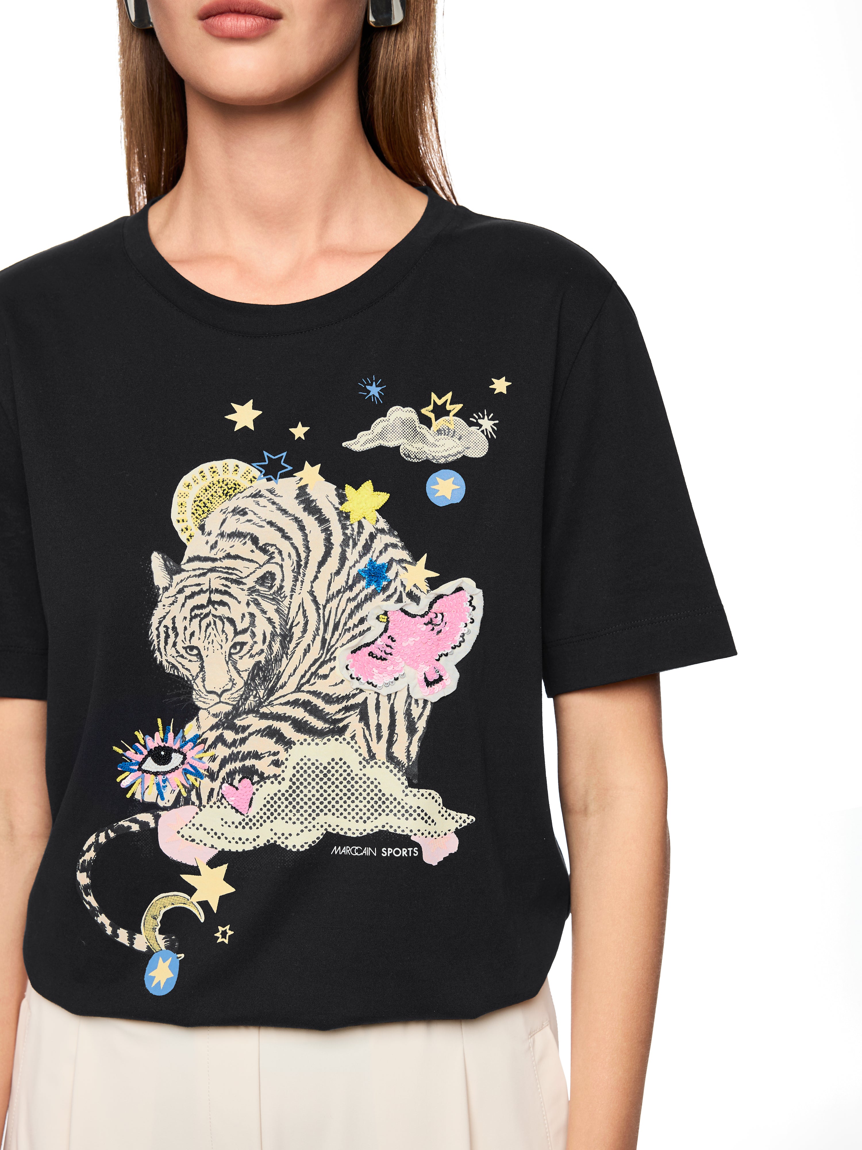 חולצת טי עשויה כותנה בגזרה ישרה עם צווארון עגול והדפס בחזיתהרכב: 100% כותנההדוגמנית בגובה 1.79 ולובשת מידה 3 של מארק קיין