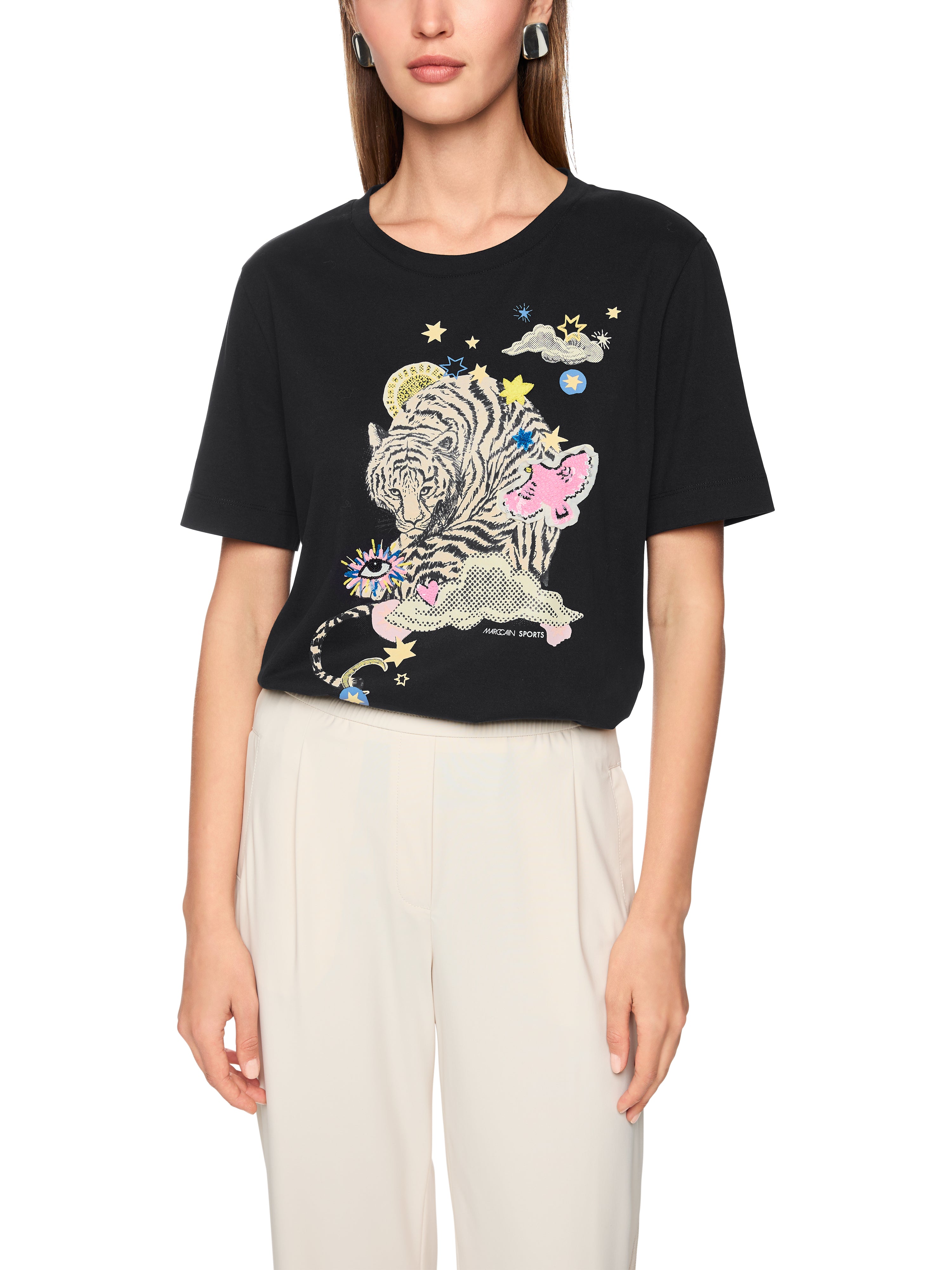 חולצת טי עשויה כותנה בגזרה ישרה עם צווארון עגול והדפס בחזיתהרכב: 100% כותנההדוגמנית בגובה 1.79 ולובשת מידה 3 של מארק קיין