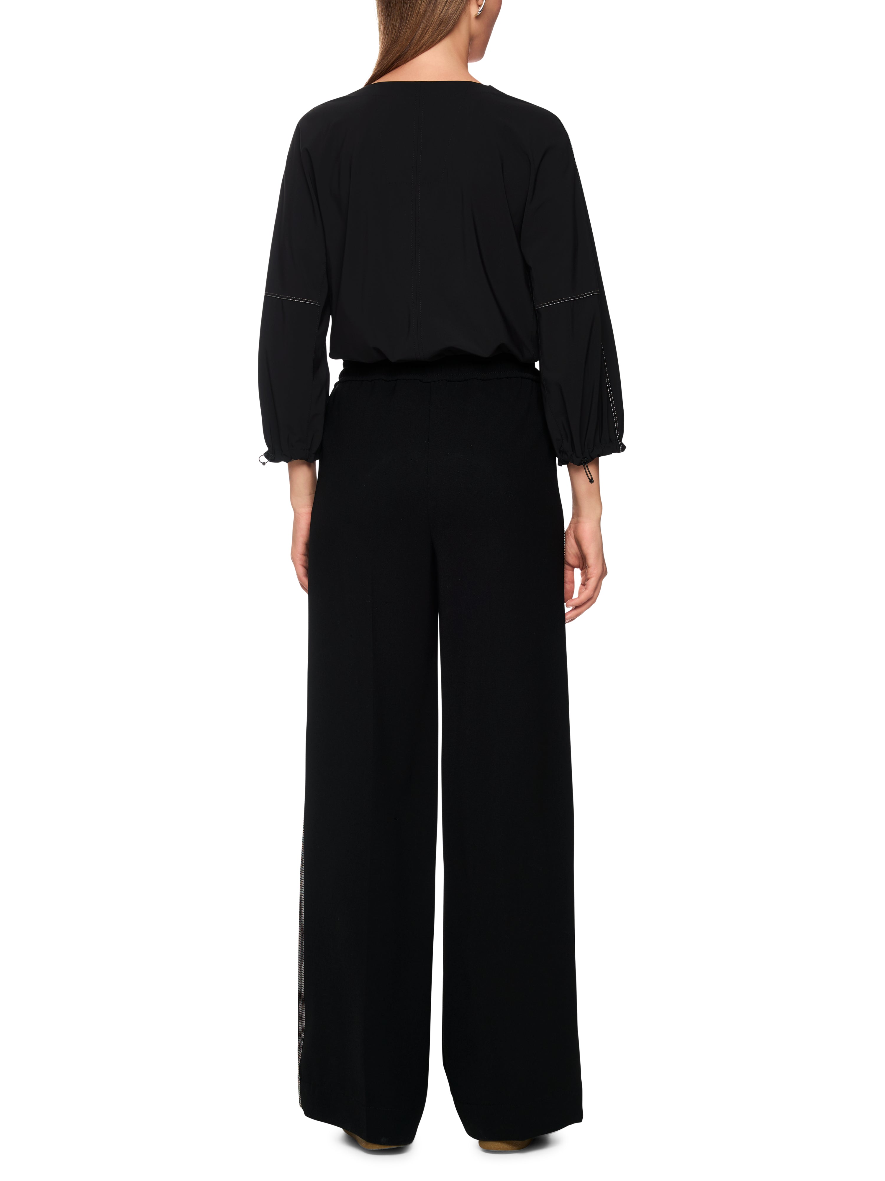 חולצה בגזרה רחבה עם שרוולים באורך 3/4 וצווארון Vהרכב: 62% פוליאמיד, 27% אלסטן, 11% פוליאמידהדוגמנית בגובה 1.79 ולובשת מידה 3 של מארק קיין