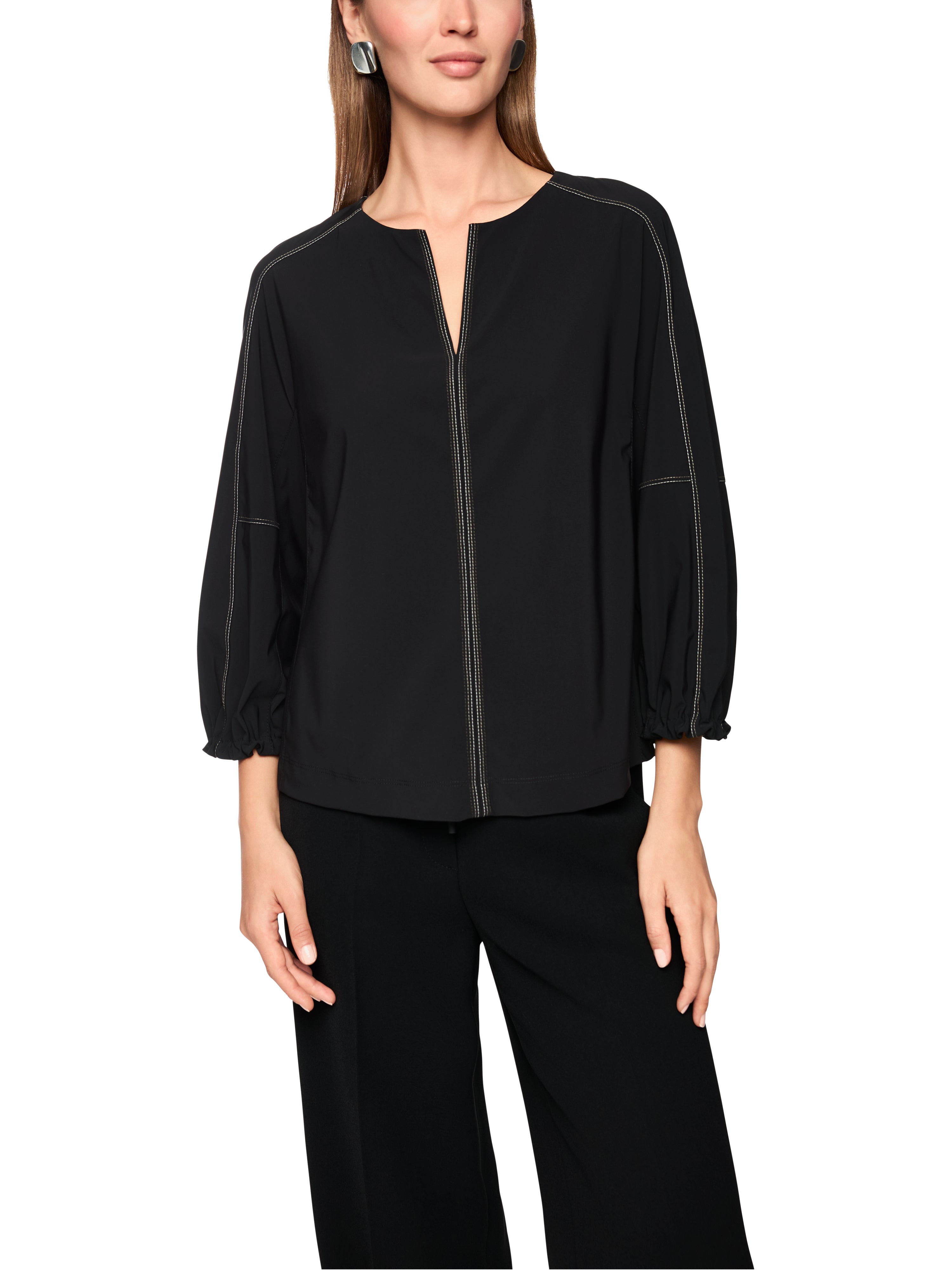 חולצה בגזרה רחבה עם שרוולים באורך 3/4 וצווארון Vהרכב: 62% פוליאמיד, 27% אלסטן, 11% פוליאמידהדוגמנית בגובה 1.79 ולובשת מידה 3 של מארק קיין